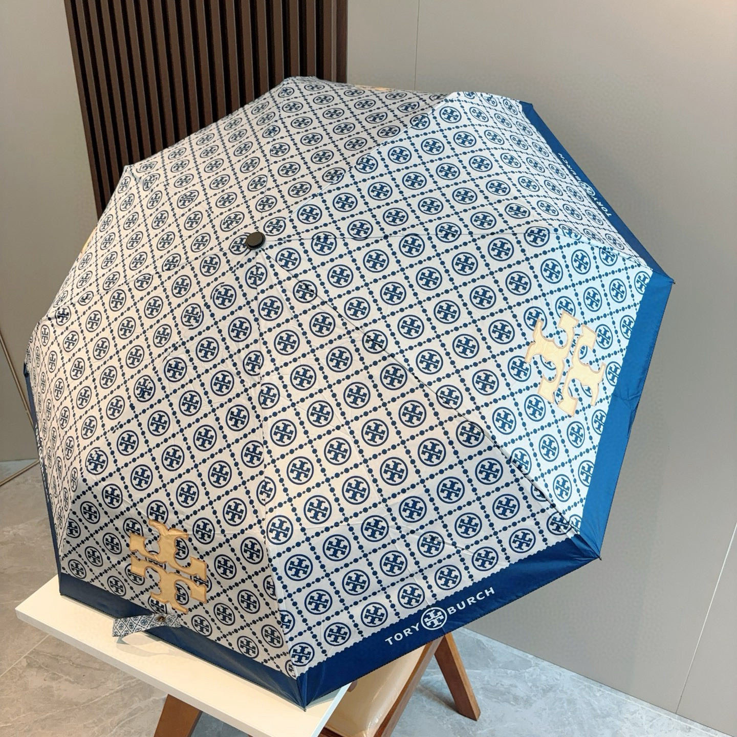  Tory Burch（托里伯奇）三折全自动开收黑胶遮阳防晒 UV晴雨伞 缩骨遮雨伞玫瑰玫瑰独家首发！给
