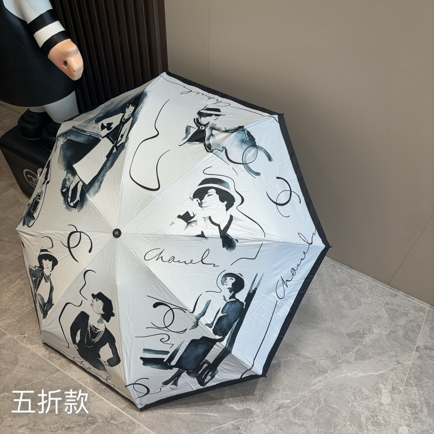  CHANEL（香奈儿）五折手开折叠晴雨伞 集合香奈儿灵魂LOGO为一体的设计风格高雅奢华 带在身上带来