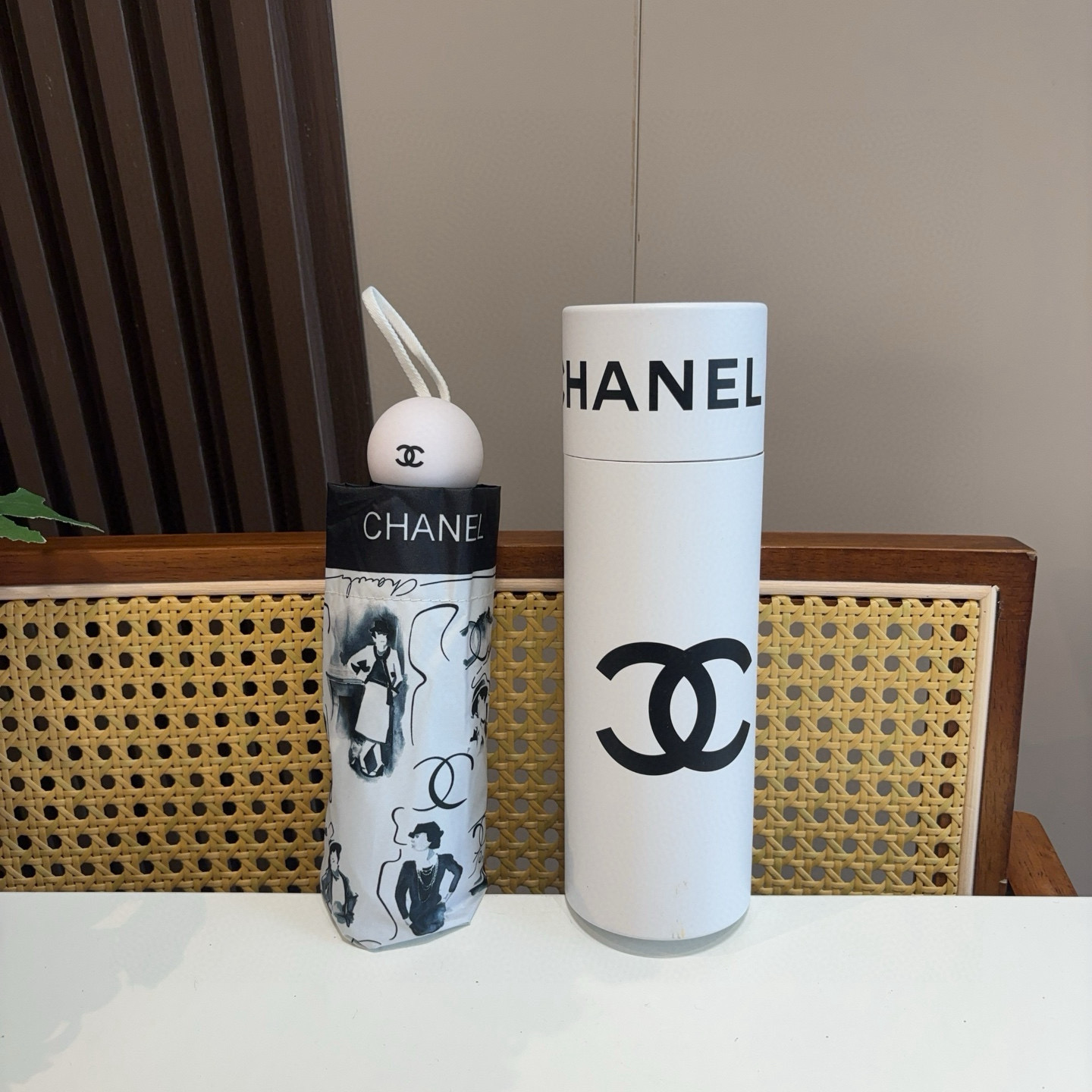  CHANEL（香奈儿）五折手开折叠晴雨伞 集合香奈儿灵魂LOGO为一体的设计风格高雅奢华 带在身上带来