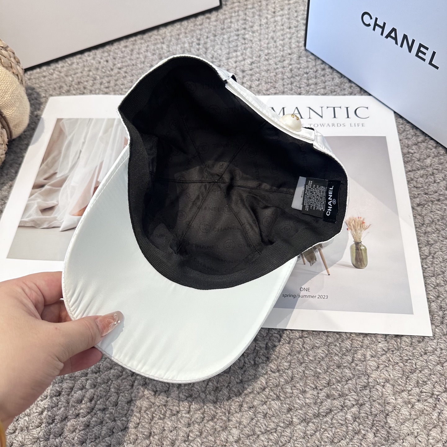 CHANEL香奈儿 新款珍珠尾扣 简约刺绣logo棒球帽，新款出货，大牌款超好搭配，赶紧入手！