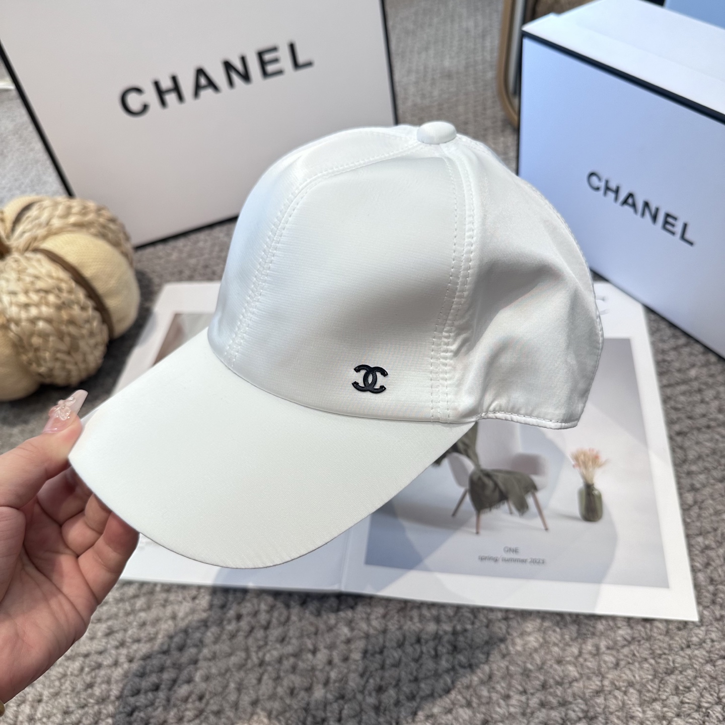 CHANEL香奈儿 新款珍珠尾扣 简约刺绣logo棒球帽，新款出货，大牌款超好搭配，赶紧入手！