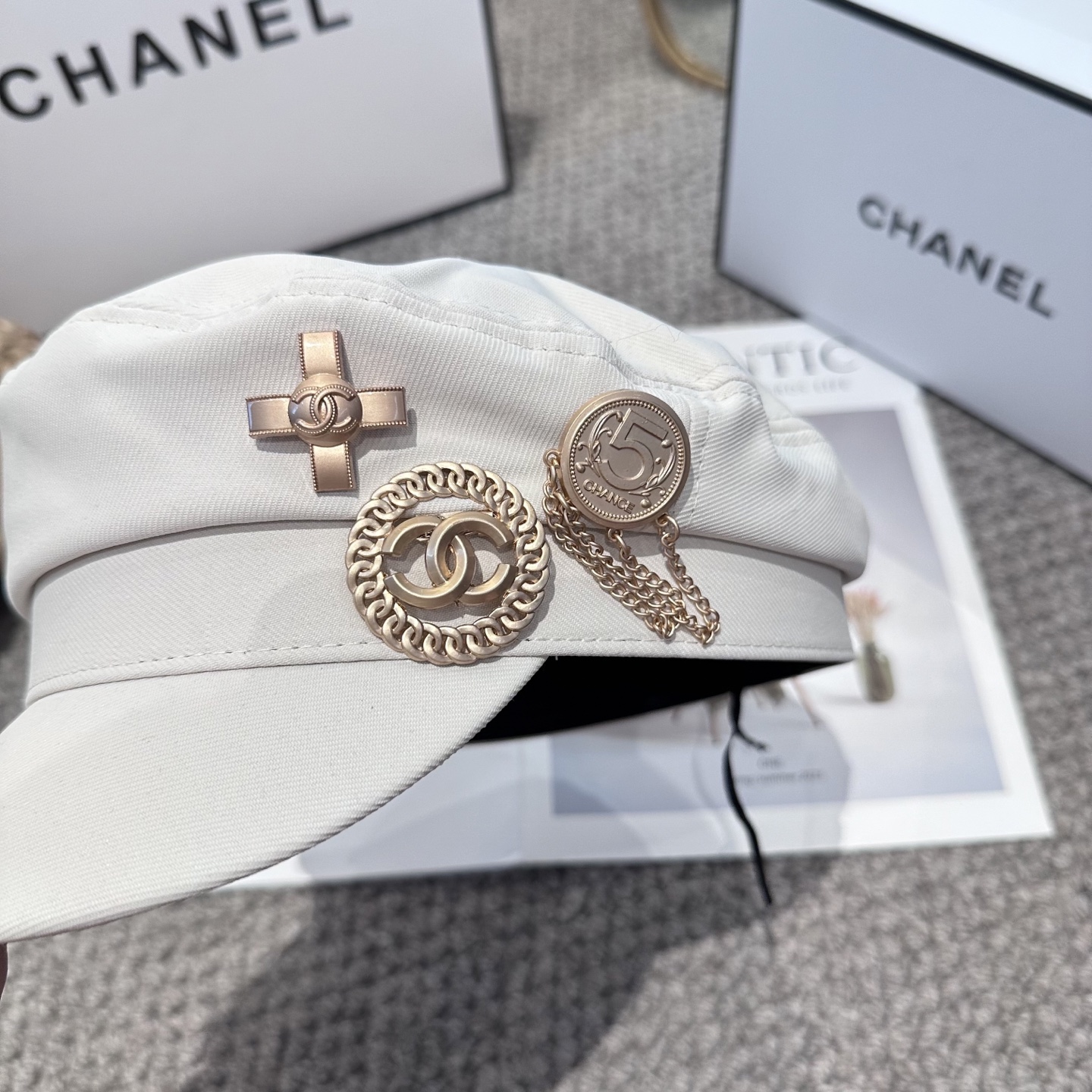  CHANEL 香奈儿 新款军帽 ，简约经典logo，质感超级赞👍，精致大牌范，女神必备神器 3色