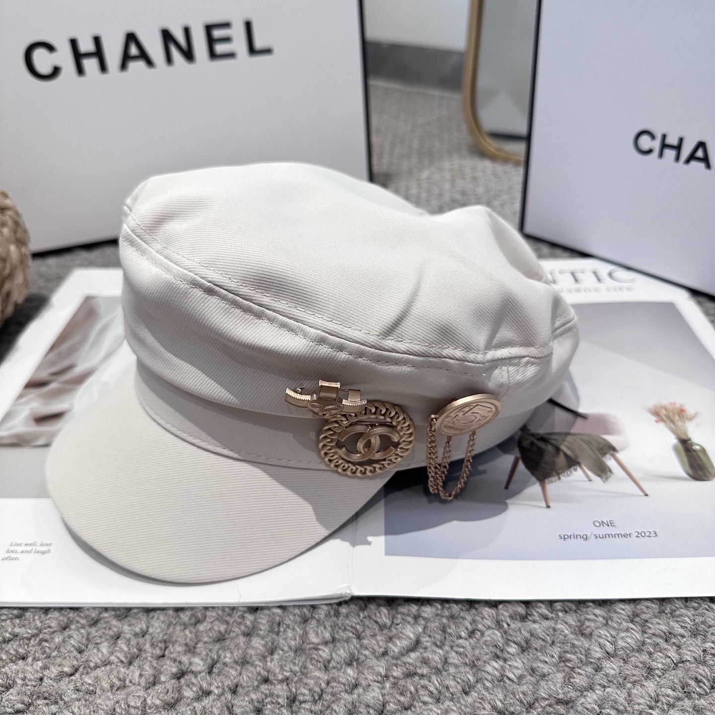  CHANEL 香奈儿 新款军帽 ，简约经典logo，质感超级赞👍，精致大牌范，女神必备神器 3色