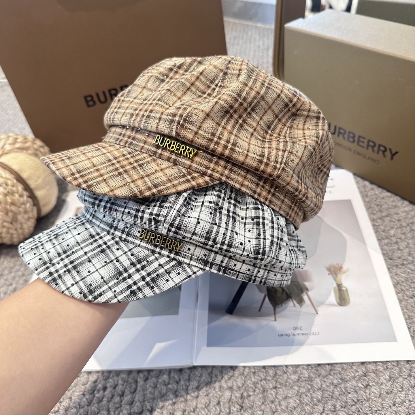  BURBERRY（巴宝莉）新款格纹八角帽。大牌高级十感足！简约尚时风，男女同款！高质品，尊享品质感！