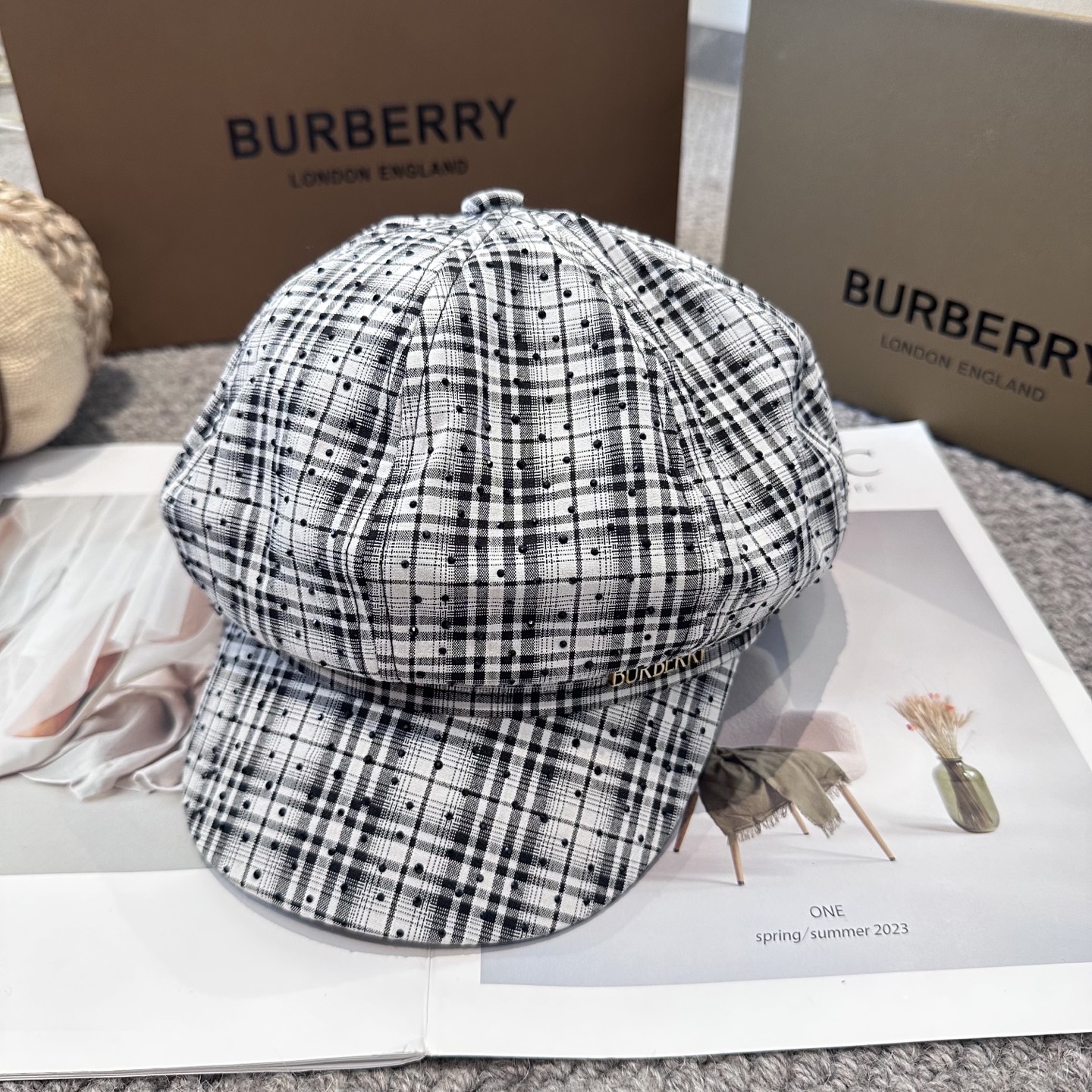  BURBERRY（巴宝莉）新款格纹八角帽。大牌高级十感足！简约尚时风，男女同款！高质品，尊享品质感！