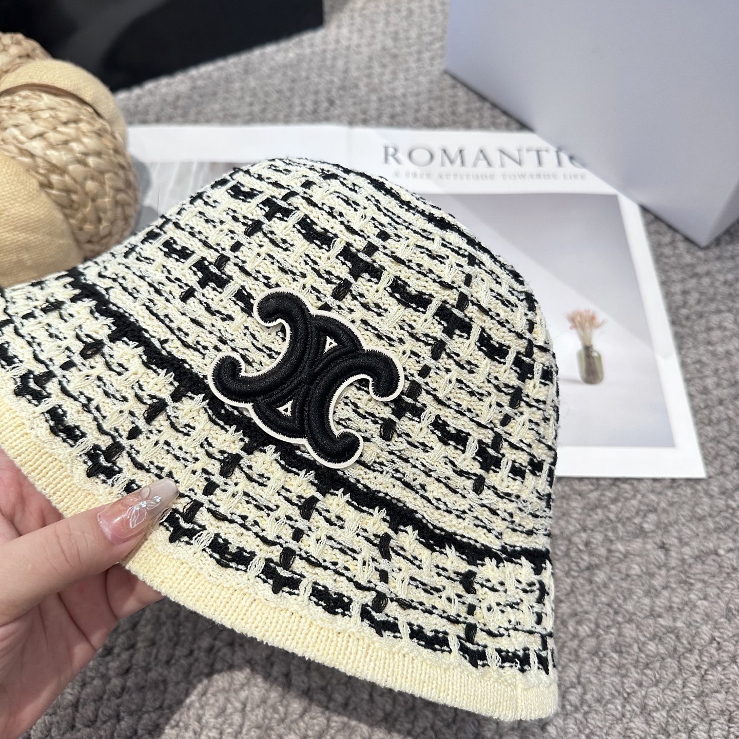  赛琳～简约新款盆帽
秋冬必入，很百搭～