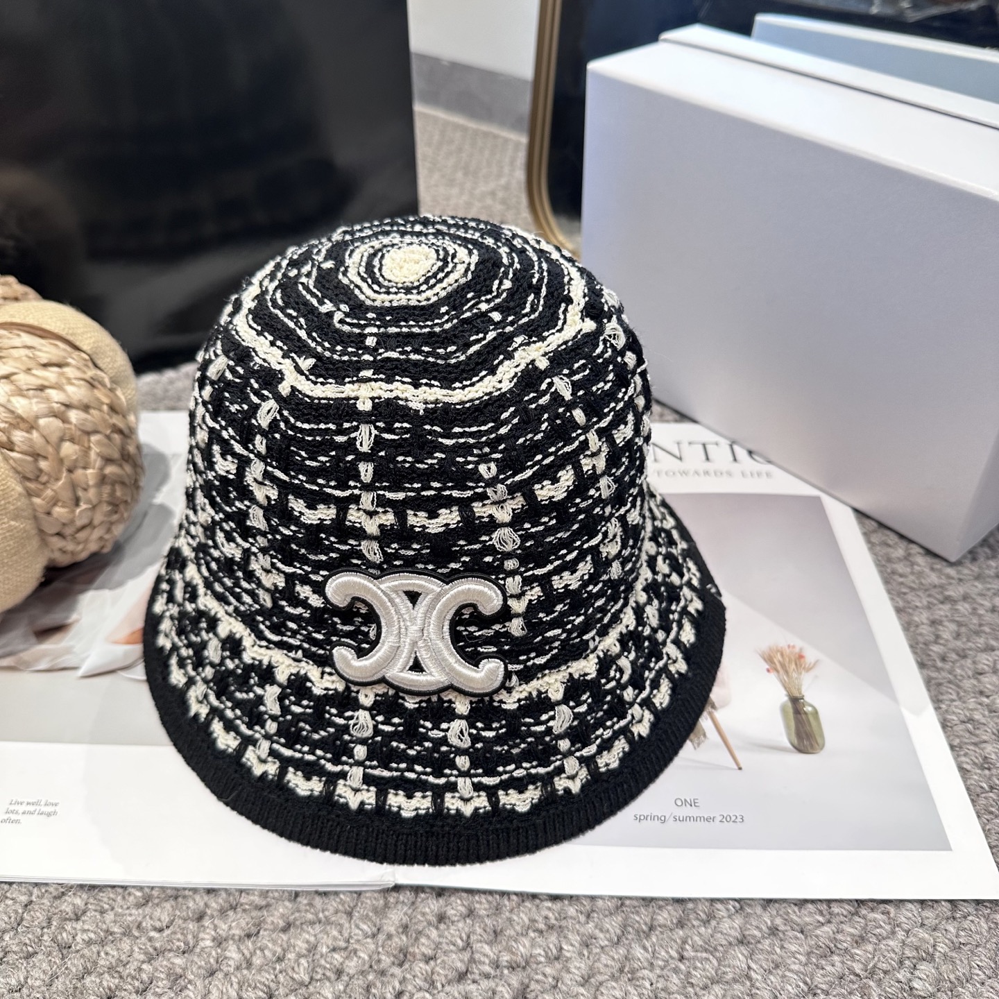  赛琳～简约新款盆帽
秋冬必入，很百搭～