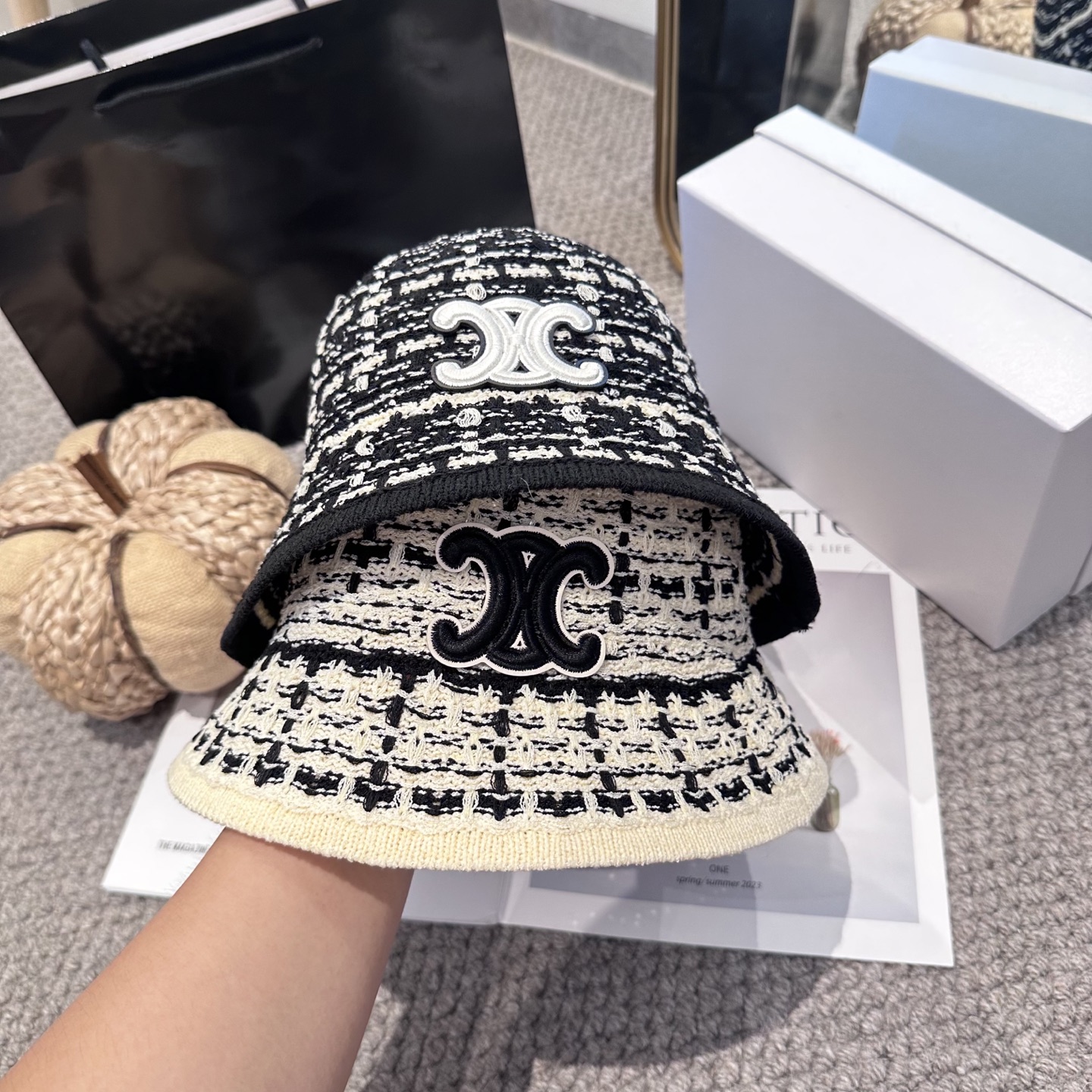  赛琳～简约新款盆帽
秋冬必入，很百搭～