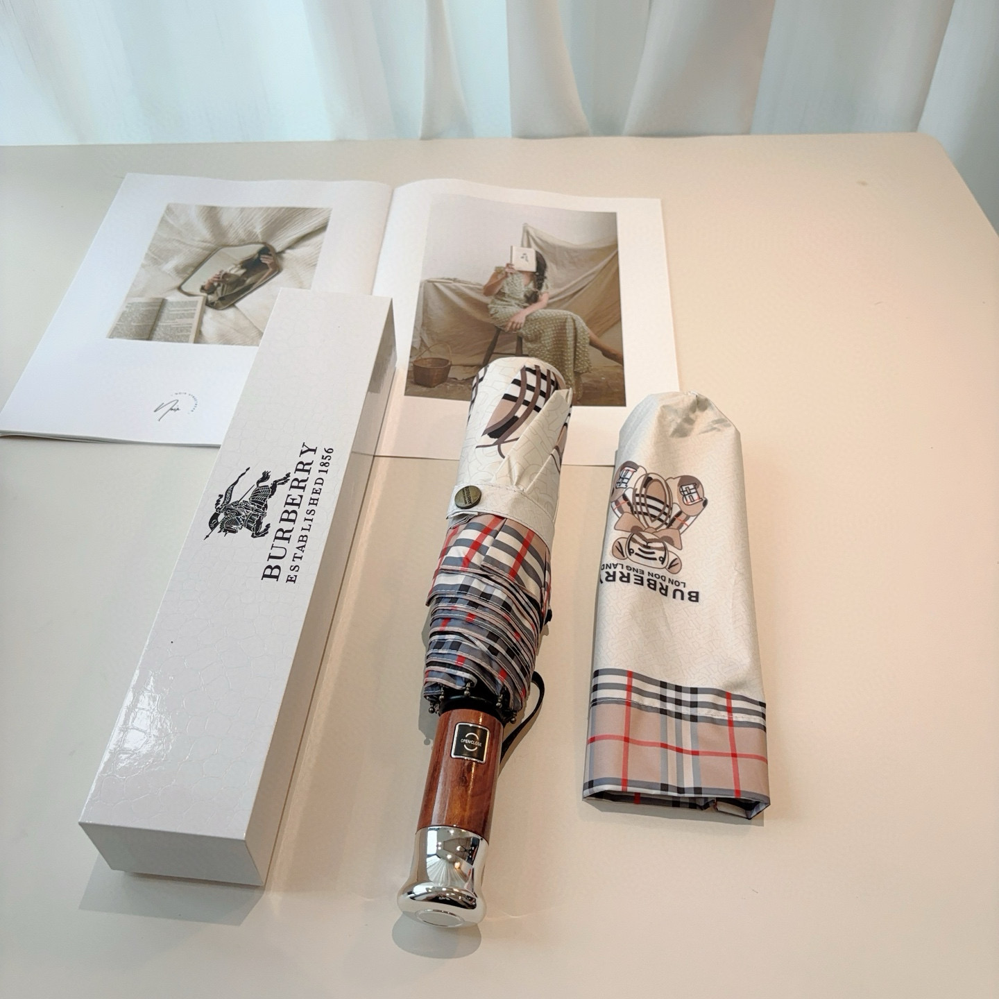  BURBERRY（巴宝莉） 三折自动折叠晴雨伞 年度巅峰之作 经典 高雅 时髦 这就是被称为英国BUR