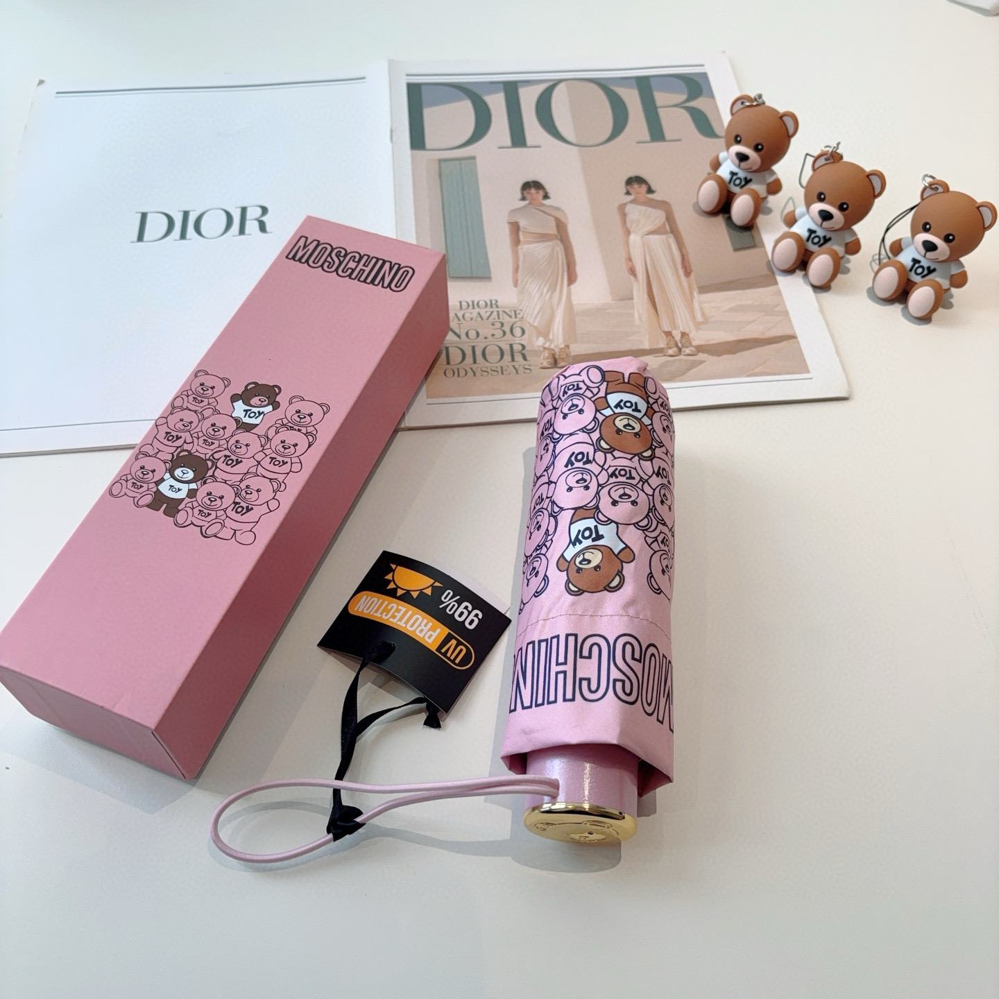  Moschino（莫斯奇诺）五折手开伞设计师Franco Moschino以自己的名字命名的一个意大利