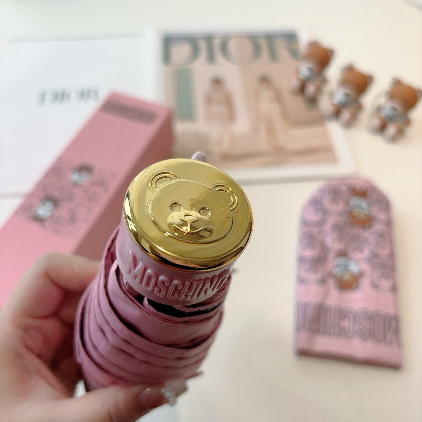  Moschino（莫斯奇诺）五折手开伞设计师Franco Moschino以自己的名字命名的一个意大利