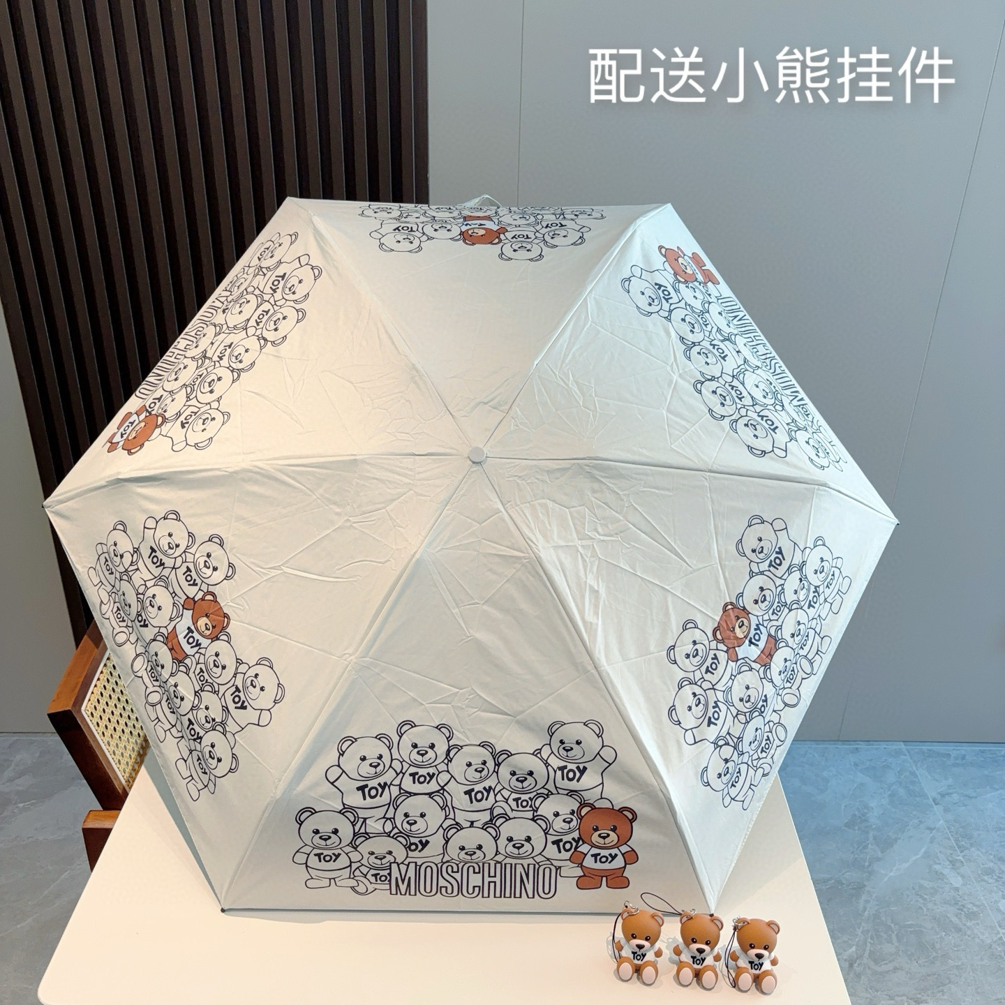  Moschino（莫斯奇诺）五折手开伞设计师Franco Moschino以自己的名字命名的一个意大利