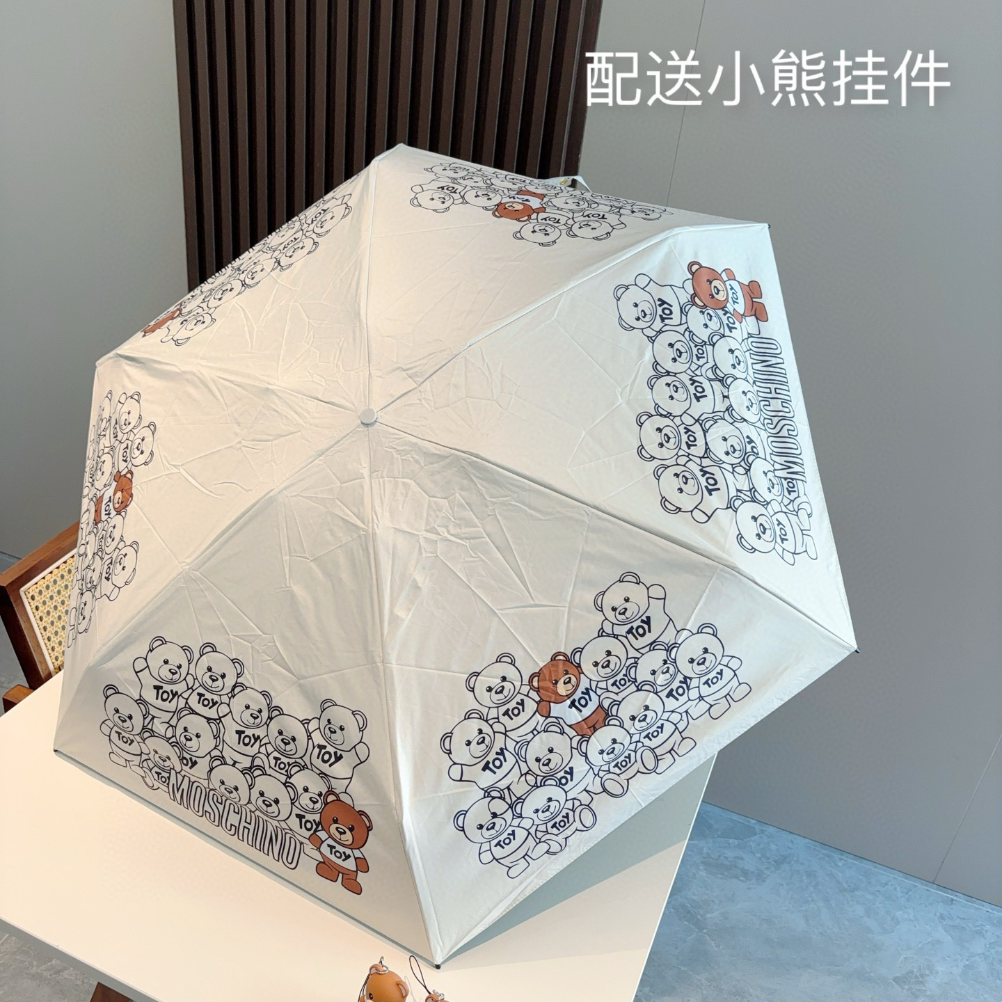  Moschino（莫斯奇诺）五折手开伞设计师Franco Moschino以自己的名字命名的一个意大利