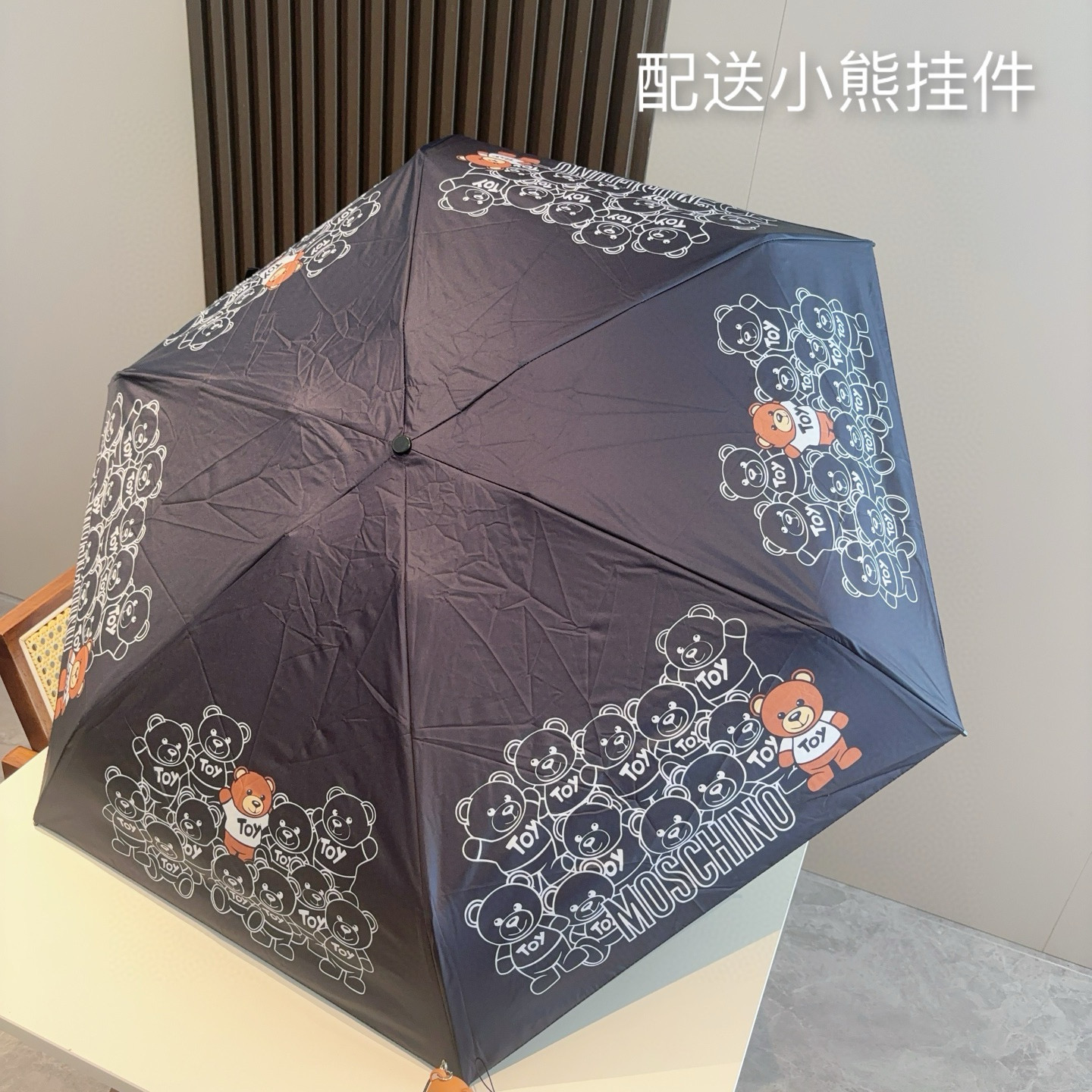  Moschino（莫斯奇诺）五折手开伞设计师Franco Moschino以自己的名字命名的一个意大利