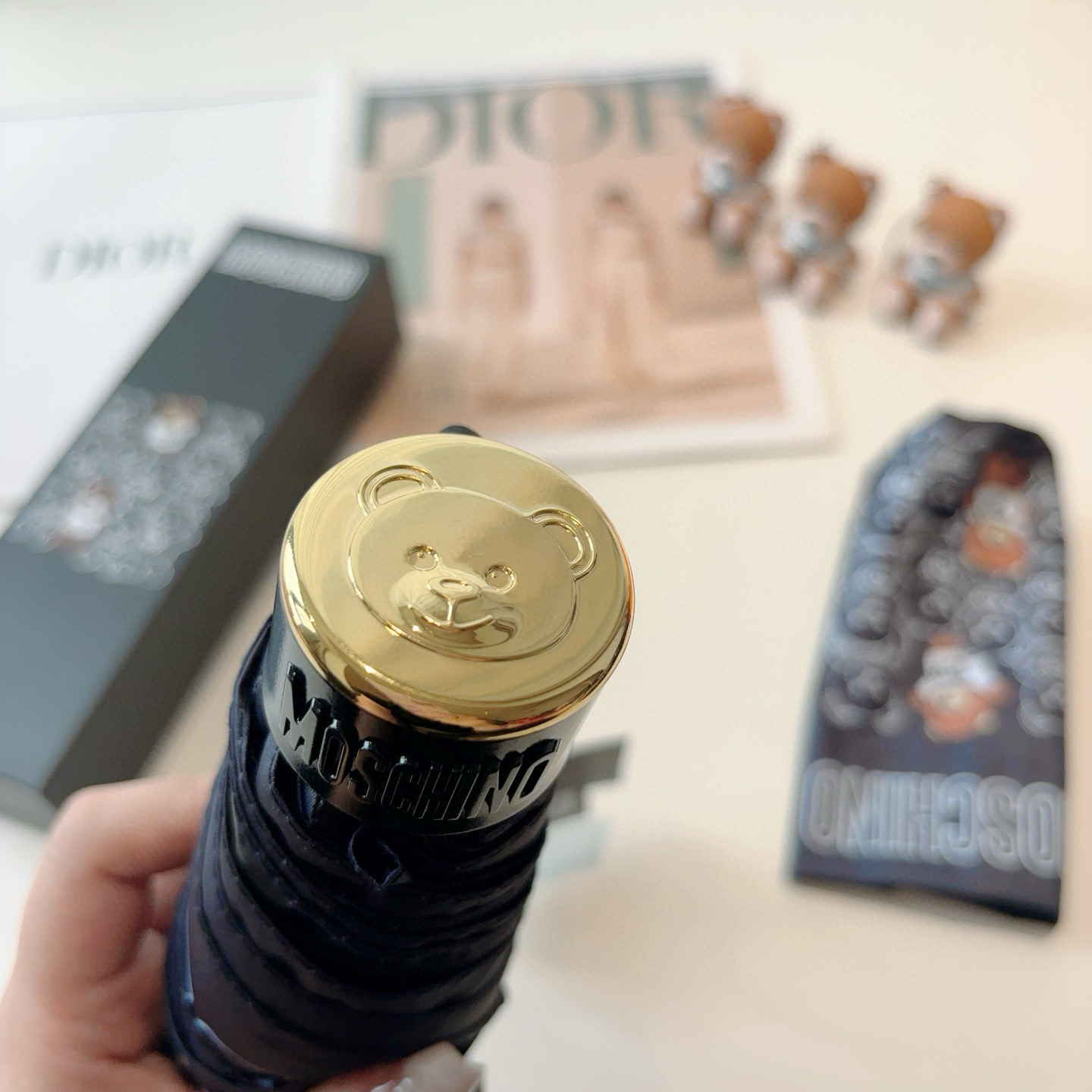  Moschino（莫斯奇诺）五折手开伞设计师Franco Moschino以自己的名字命名的一个意大利
