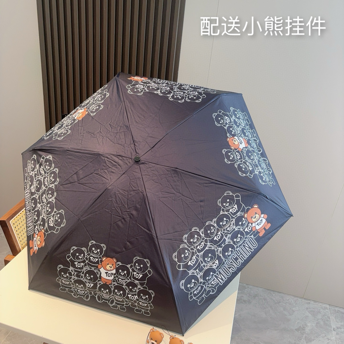  Moschino（莫斯奇诺）五折手开伞设计师Franco Moschino以自己的名字命名的一个意大利
