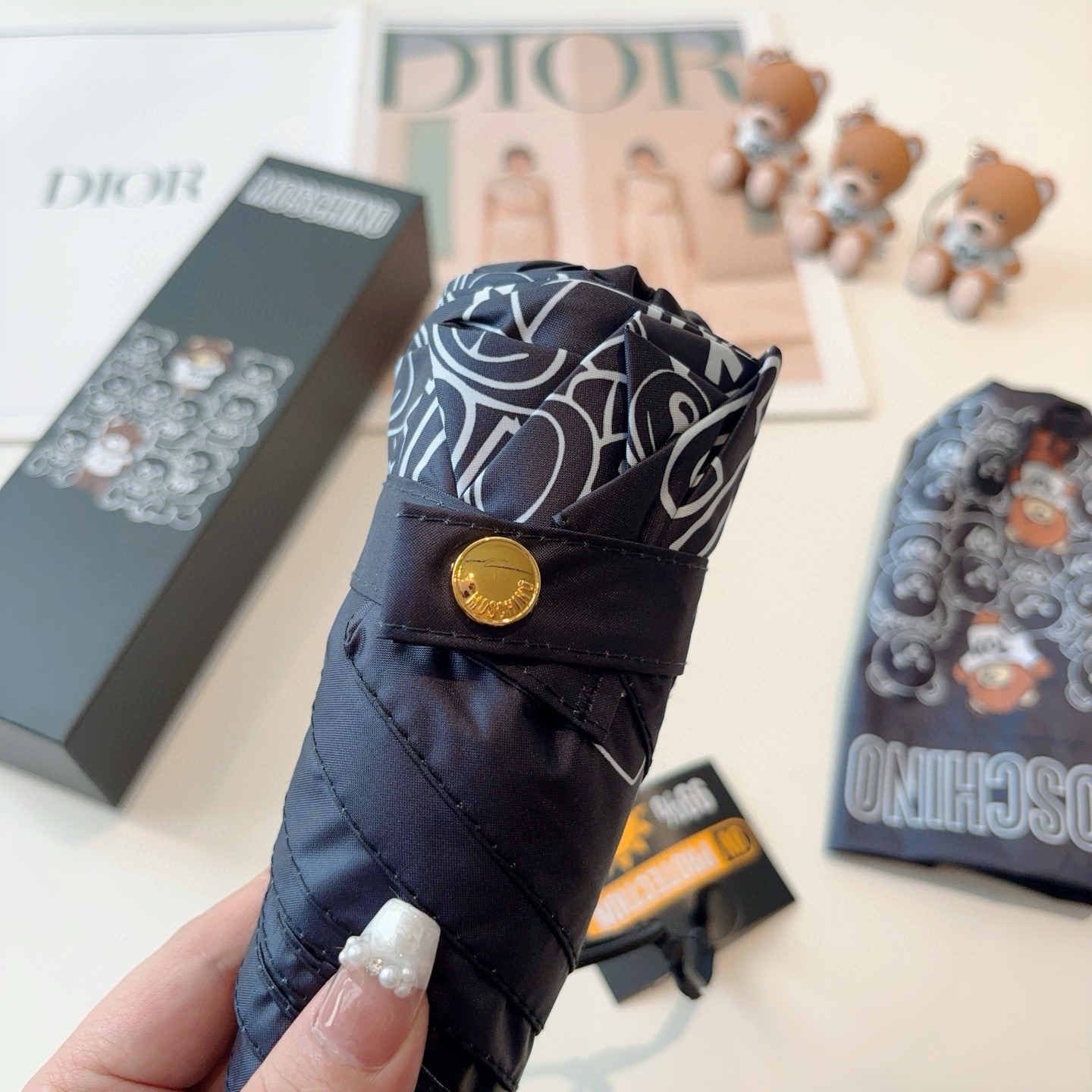  Moschino（莫斯奇诺）五折手开伞设计师Franco Moschino以自己的名字命名的一个意大利