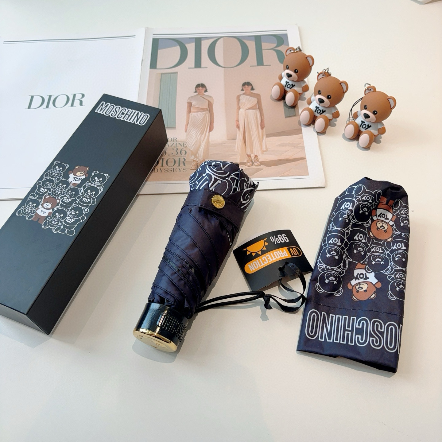  Moschino（莫斯奇诺）五折手开伞设计师Franco Moschino以自己的名字命名的一个意大利
