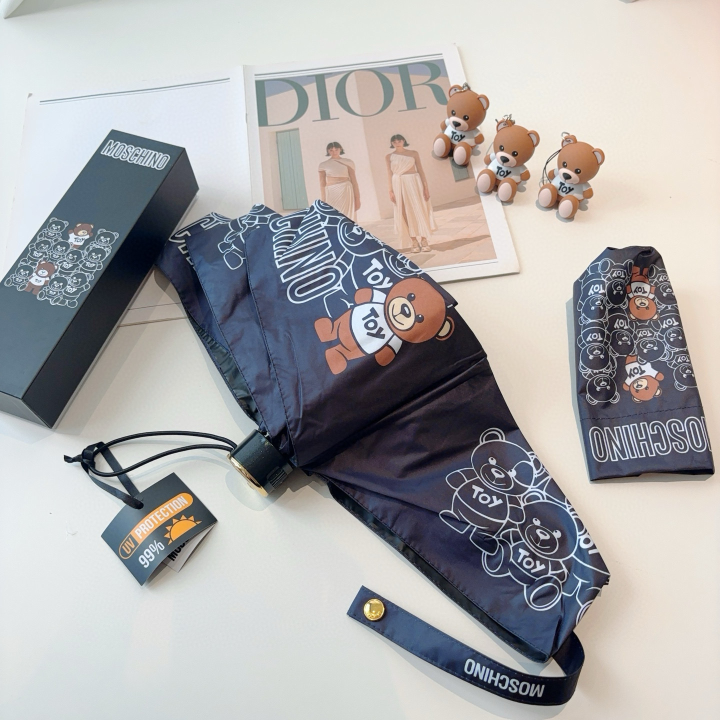  Moschino（莫斯奇诺）五折手开伞设计师Franco Moschino以自己的名字命名的一个意大利