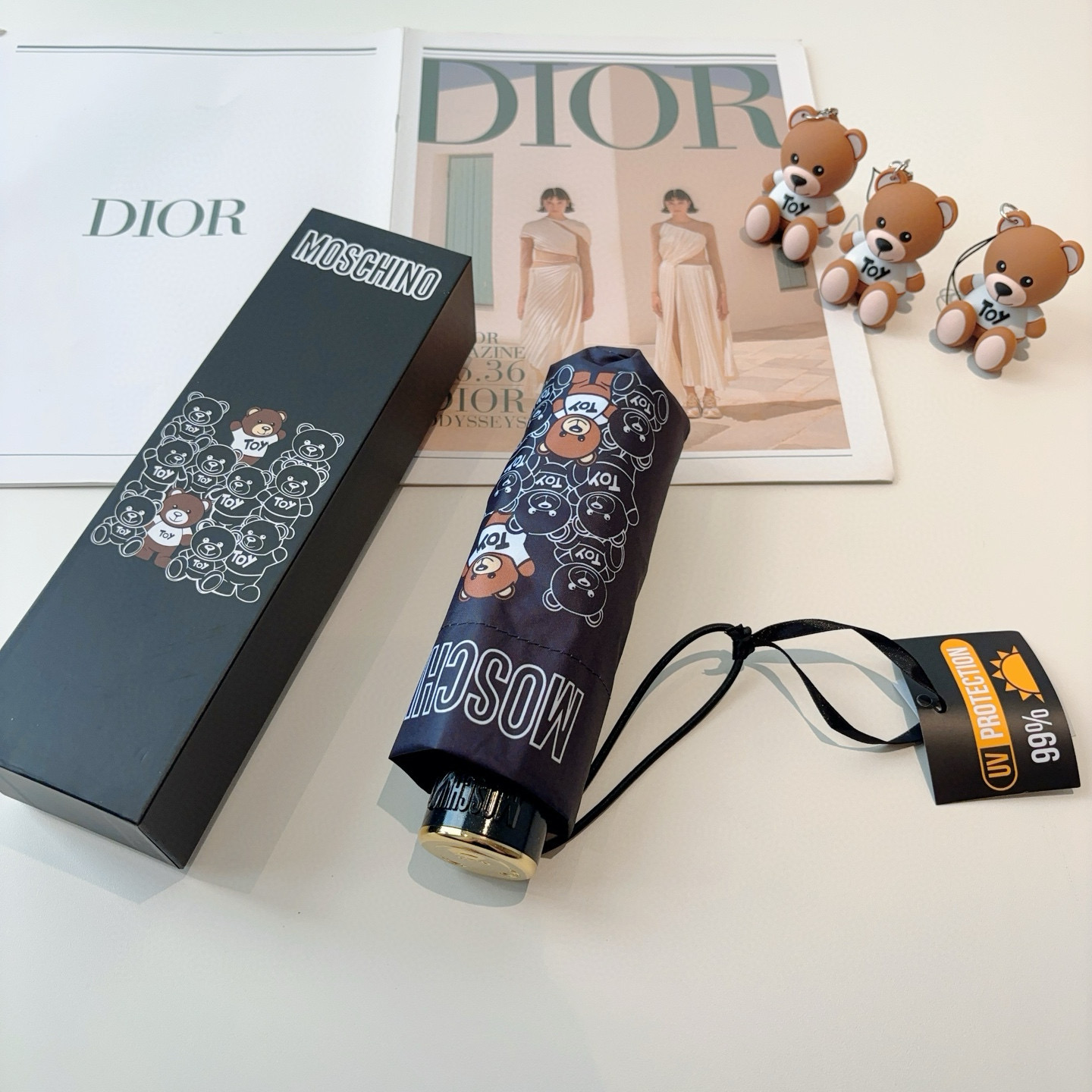  Moschino（莫斯奇诺）五折手开伞设计师Franco Moschino以自己的名字命名的一个意大利
