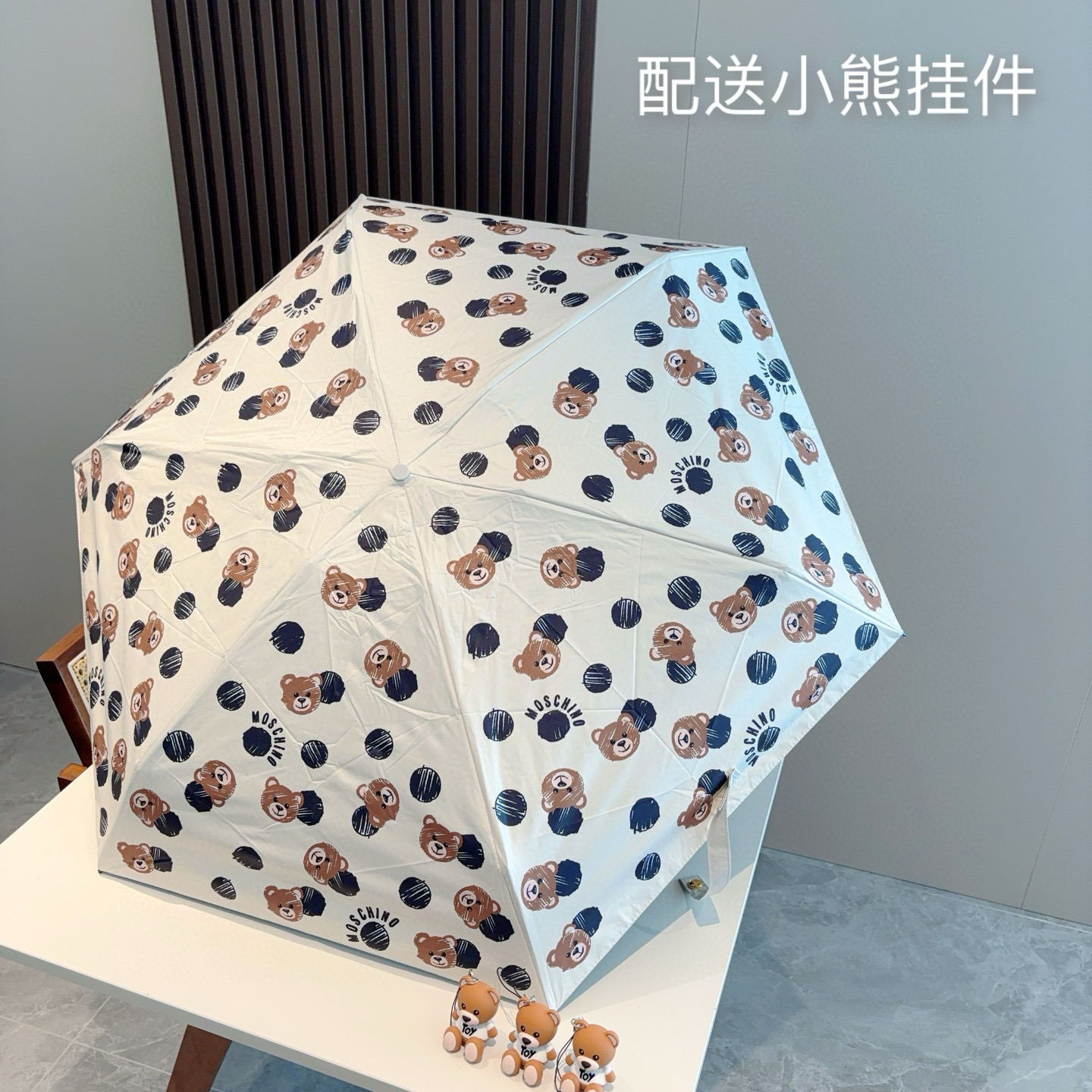  Moschino（莫斯奇诺）五折手开伞设计师Franco Moschino以自己的名字命名的一个意大利