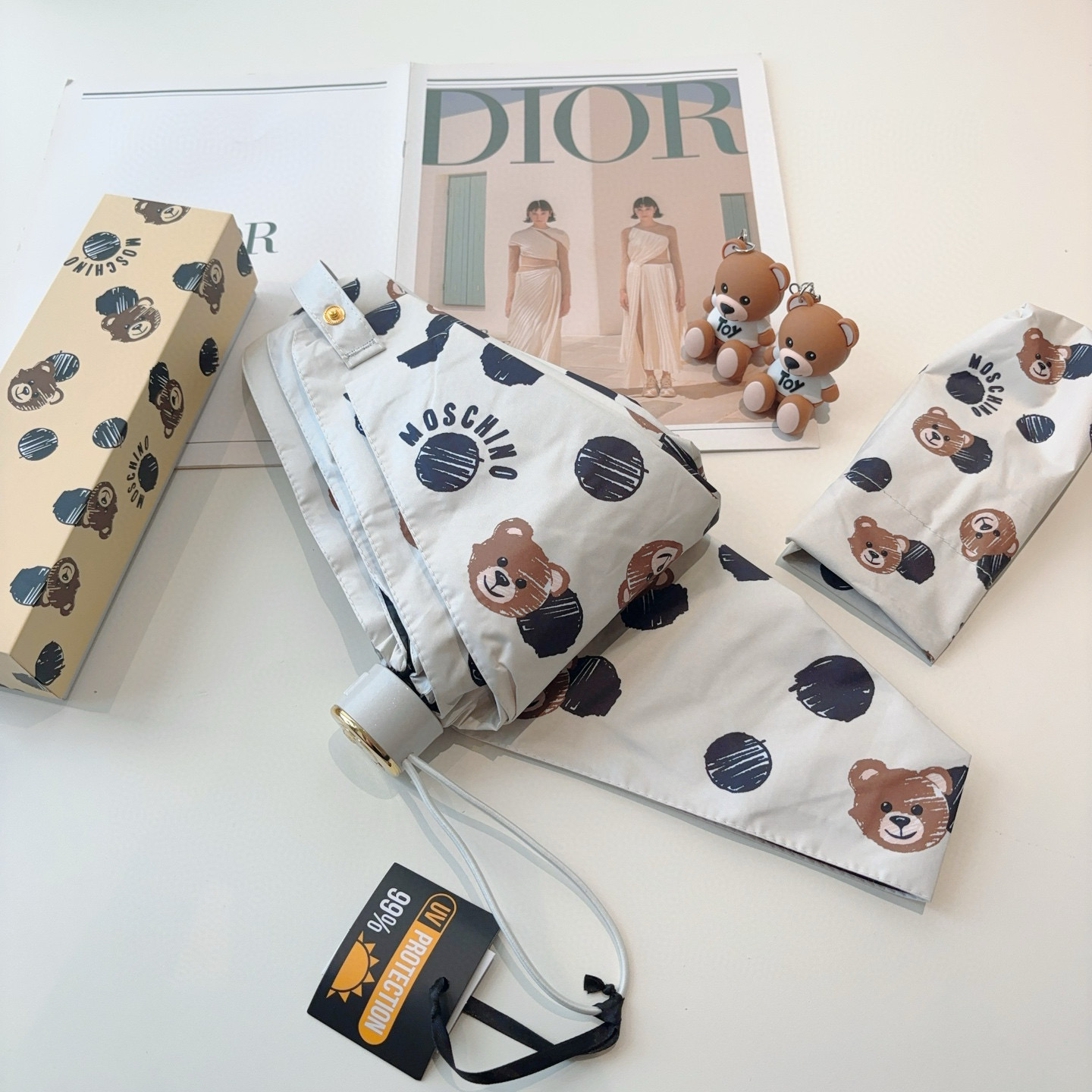  Moschino（莫斯奇诺）五折手开伞设计师Franco Moschino以自己的名字命名的一个意大利