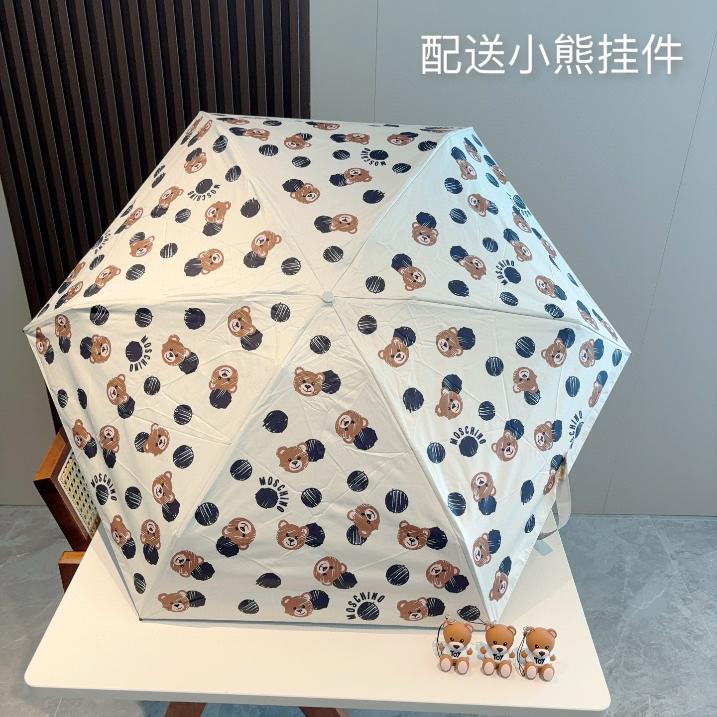 Moschino（莫斯奇诺）五折手开伞设计师Franco Moschino以自己的名字命名的一个意大利