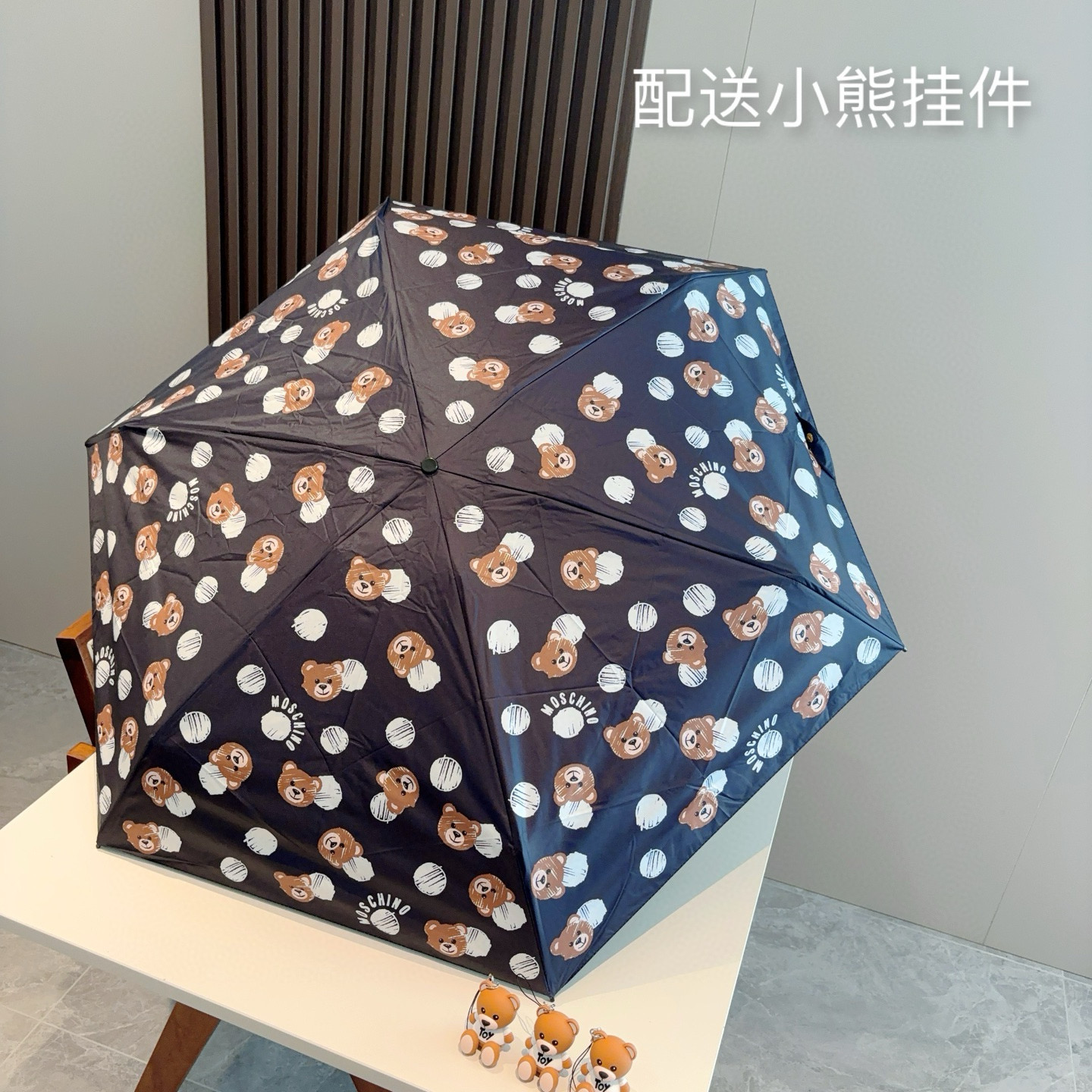  Moschino（莫斯奇诺）五折手开伞设计师Franco Moschino以自己的名字命名的一个意大利