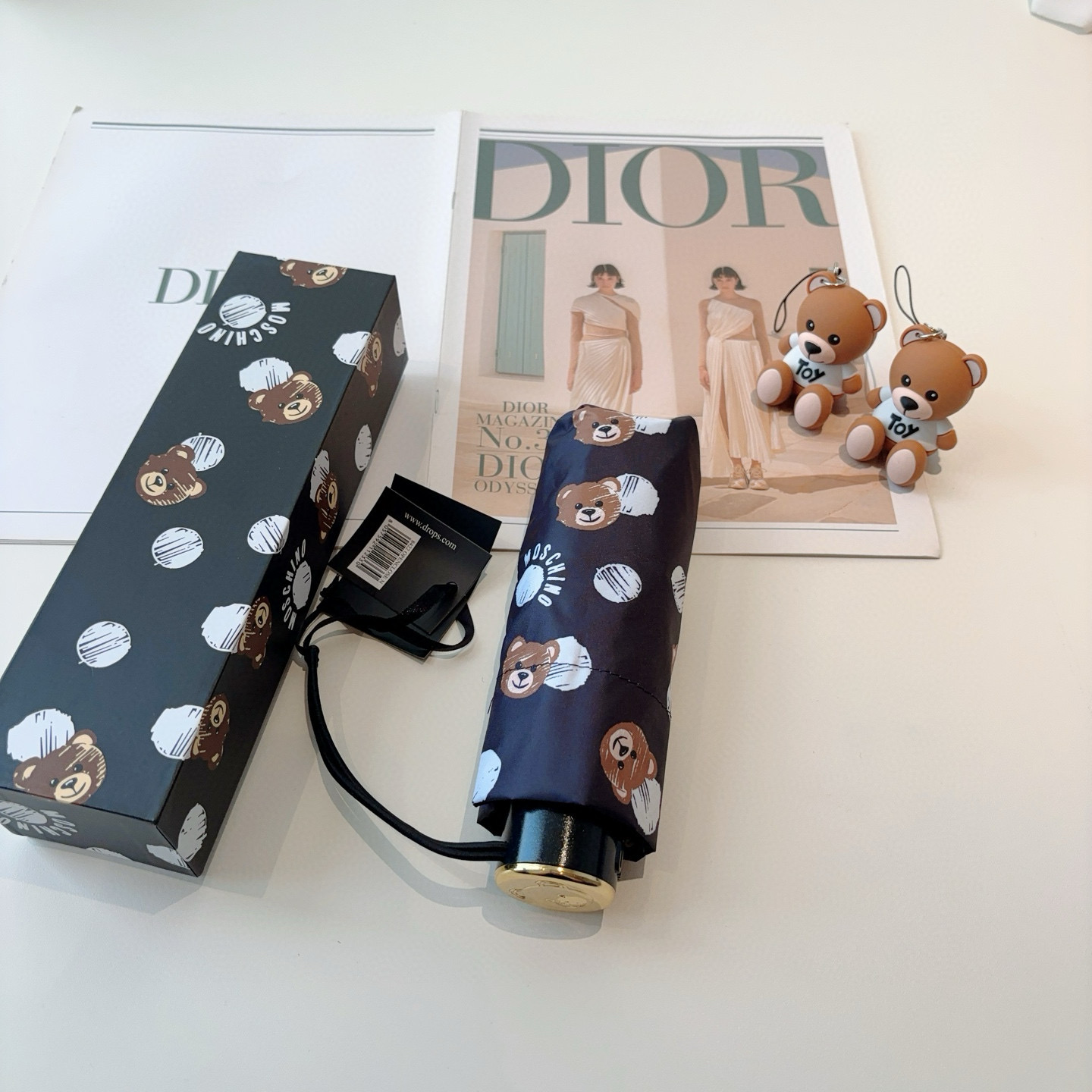  Moschino（莫斯奇诺）五折手开伞设计师Franco Moschino以自己的名字命名的一个意大利