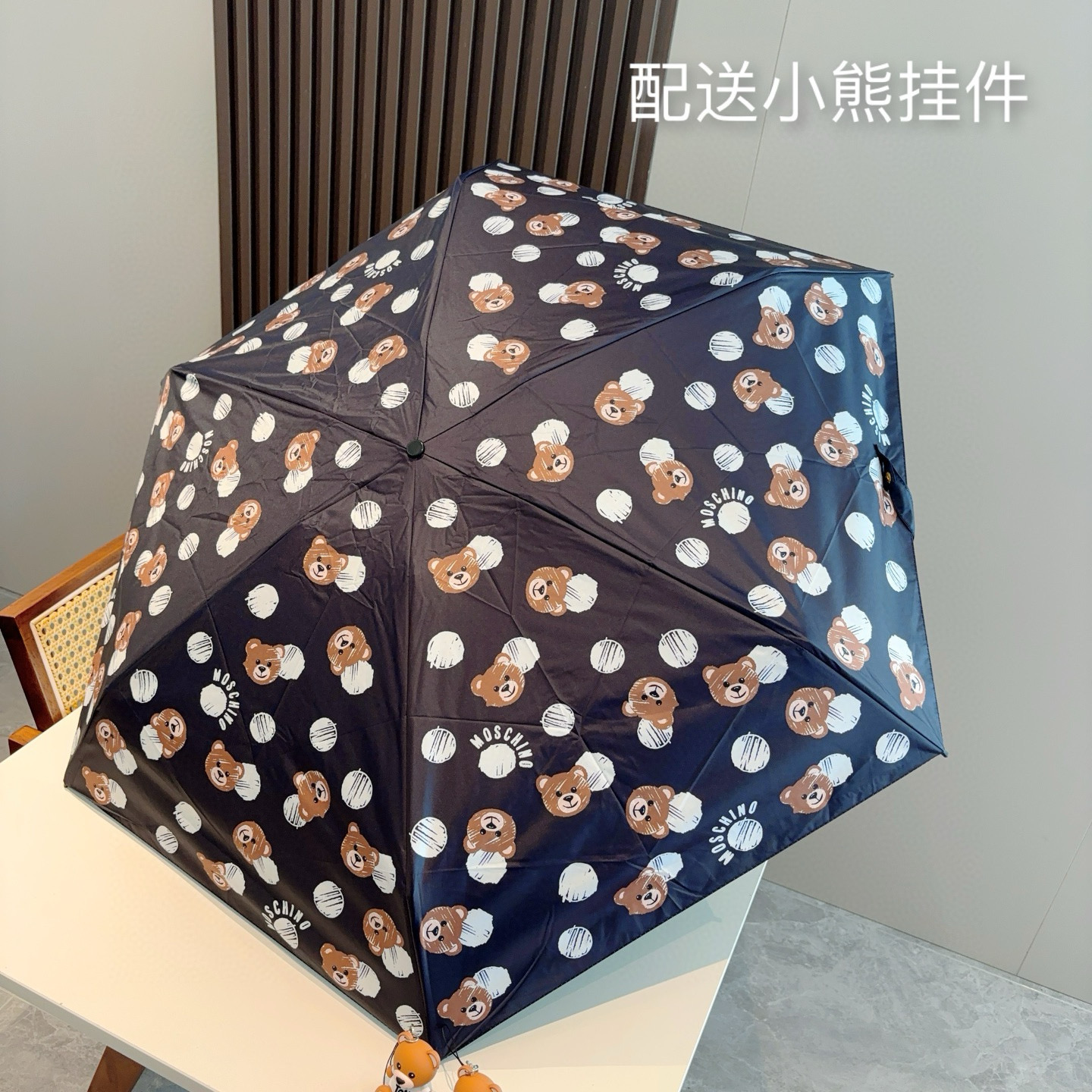  Moschino（莫斯奇诺）五折手开伞设计师Franco Moschino以自己的名字命名的一个意大利