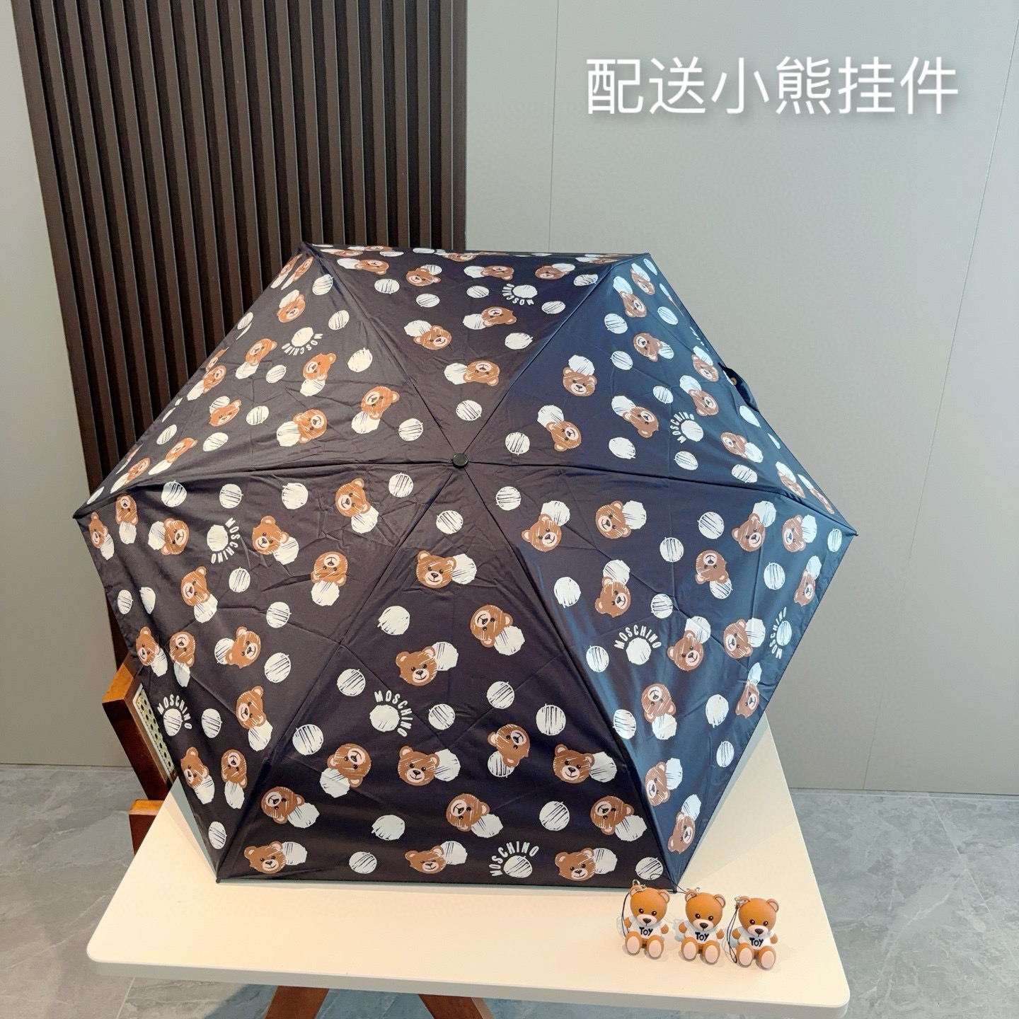  Moschino（莫斯奇诺）五折手开伞设计师Franco Moschino以自己的名字命名的一个意大利