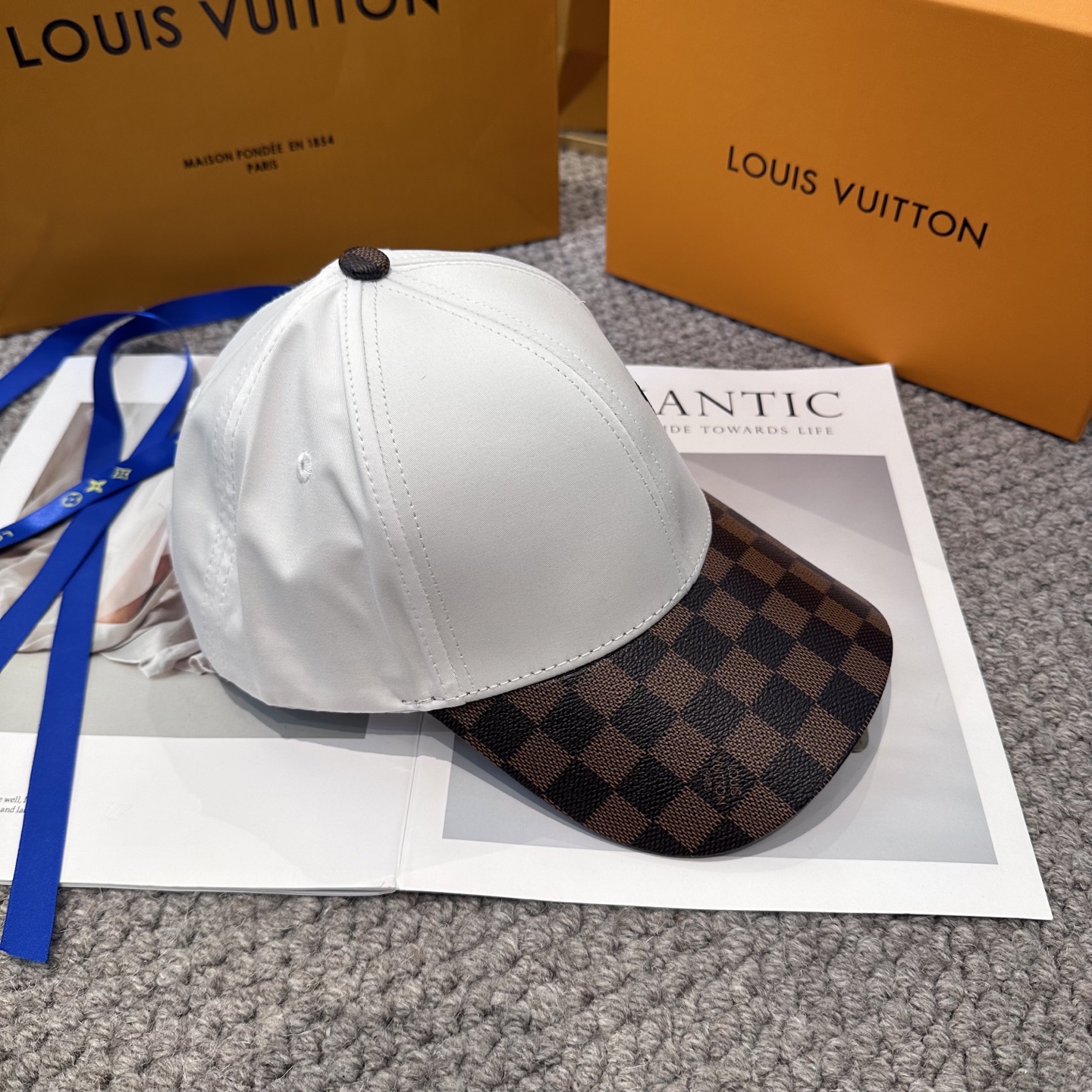 🧢路易威登棒球帽 LouisVuitton😍新款棋盘格棒球帽，重工打造♥️高端大气，百搭款🤗男女通用！