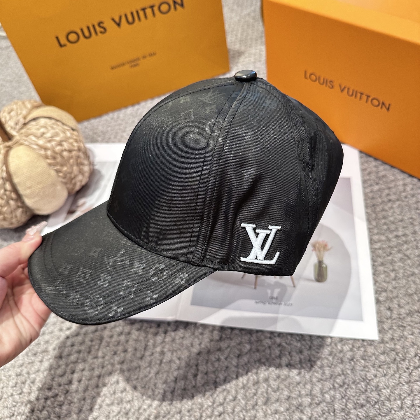 🧢路易威登棒球帽 LouisVuitton😍新款LV棒球帽，重工打造♥️高端大气，百搭款🤗男女通用！