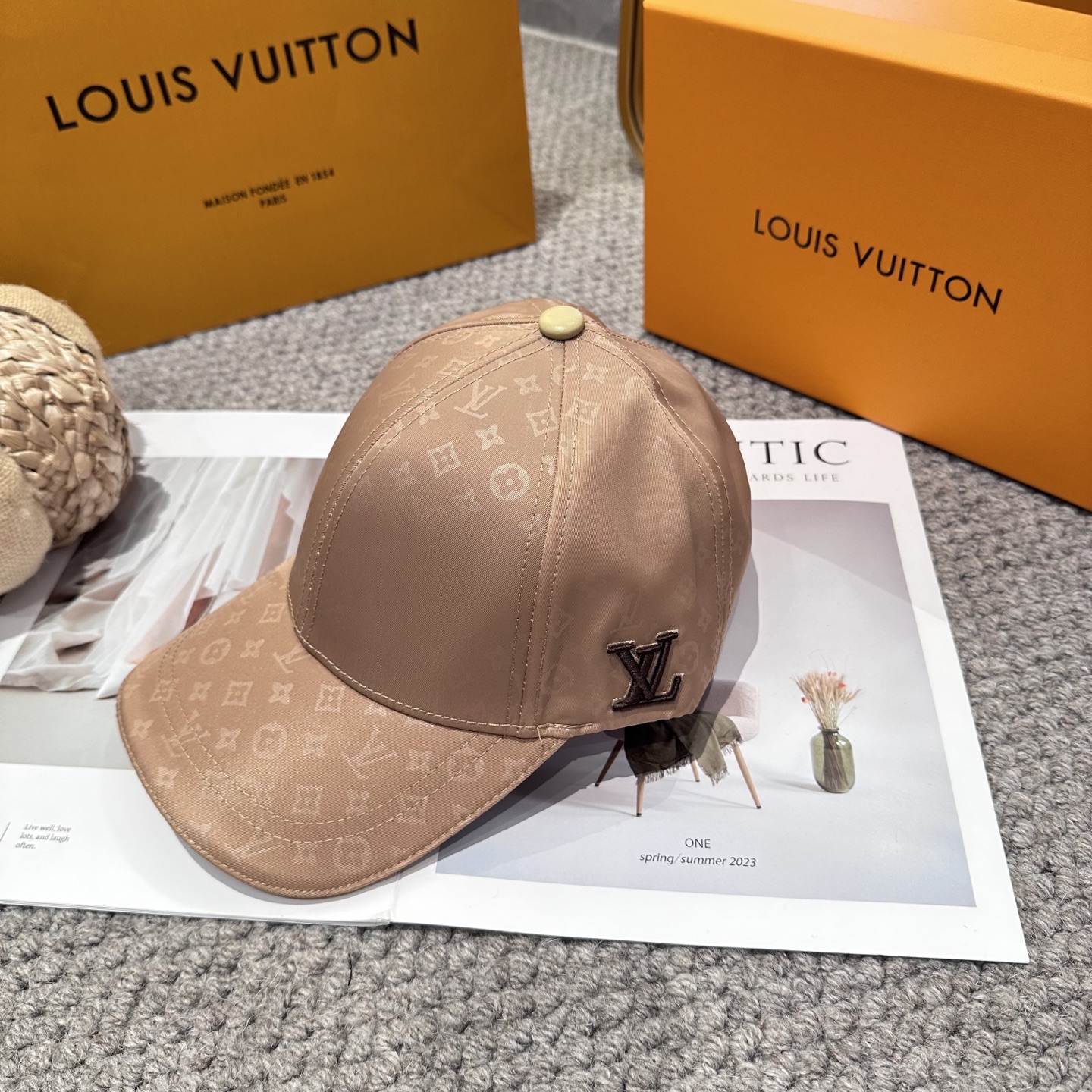 🧢路易威登棒球帽 LouisVuitton😍新款LV棒球帽，重工打造♥️高端大气，百搭款🤗男女通用！