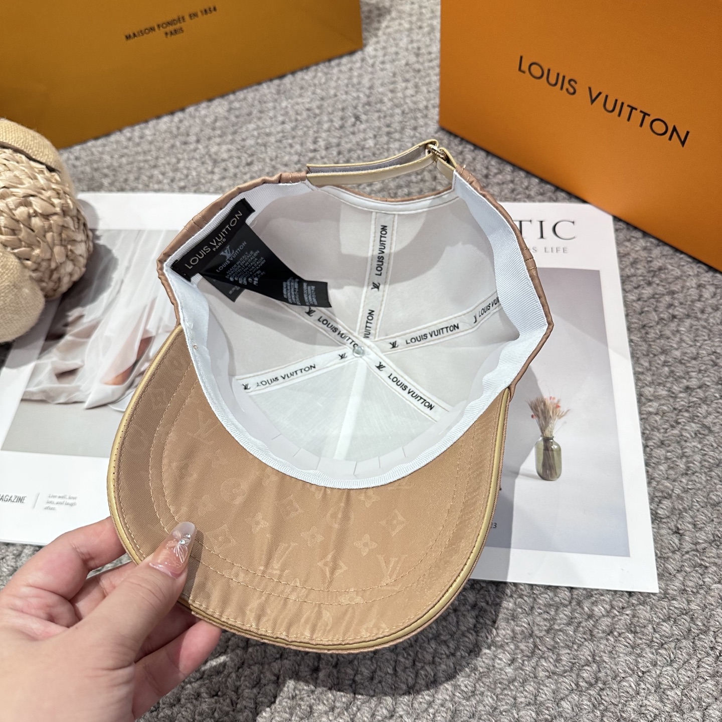 🧢路易威登棒球帽 LouisVuitton😍新款LV棒球帽，重工打造♥️高端大气，百搭款🤗男女通用！