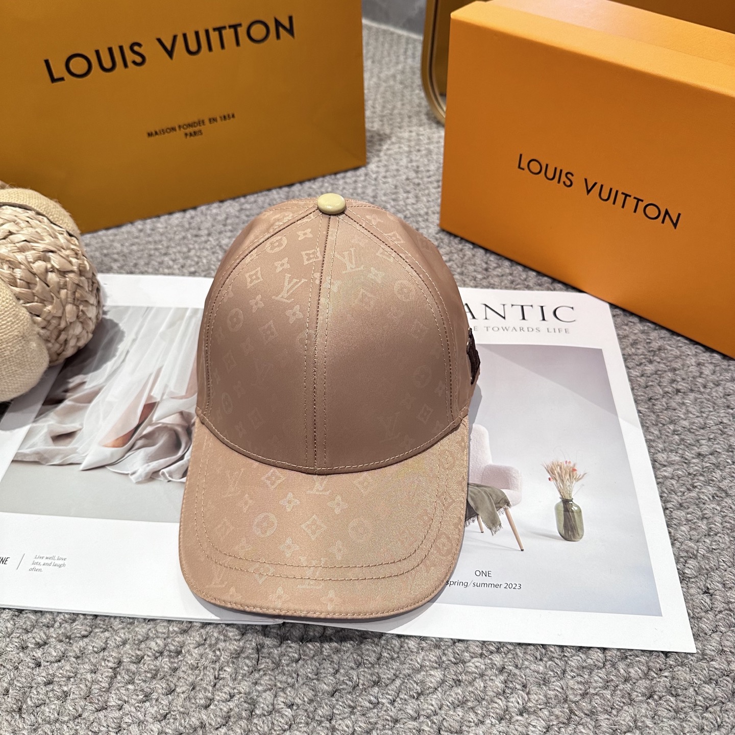 🧢路易威登棒球帽 LouisVuitton😍新款LV棒球帽，重工打造♥️高端大气，百搭款🤗男女通用！