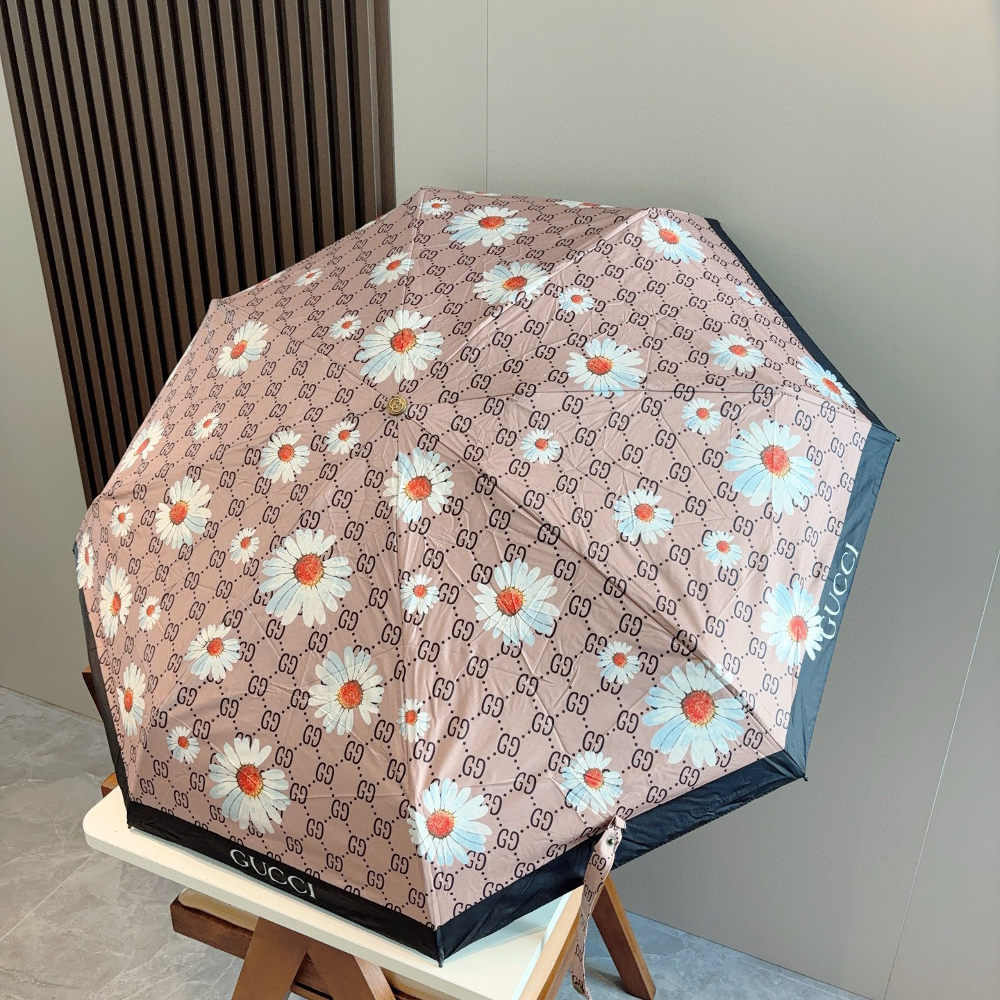  GUCCI古奇 新款 五折伞 热卖款 时尚指数爆表 不论晴天雨天使用都相得益彰 拥有它感受风从身体经过