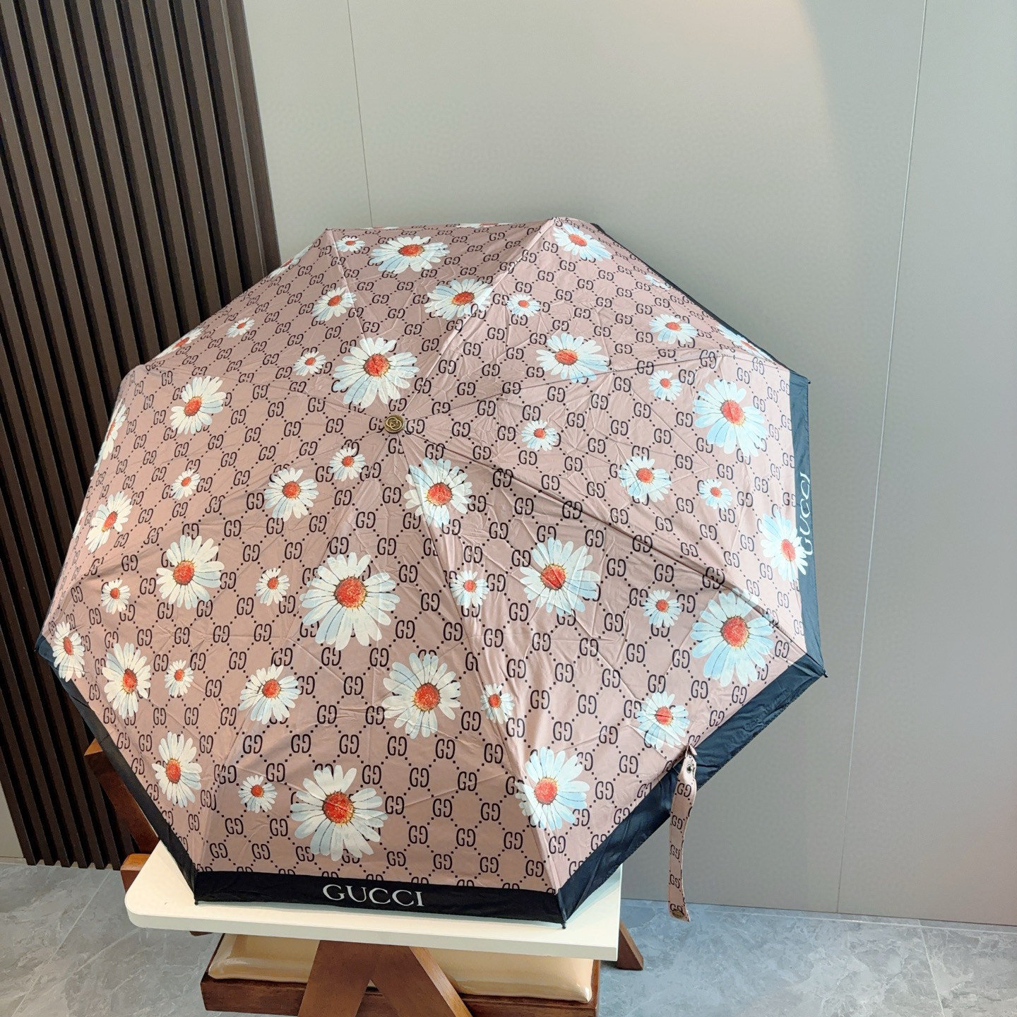  GUCCI古奇 新款 五折伞 热卖款 时尚指数爆表 不论晴天雨天使用都相得益彰 拥有它感受风从身体经过