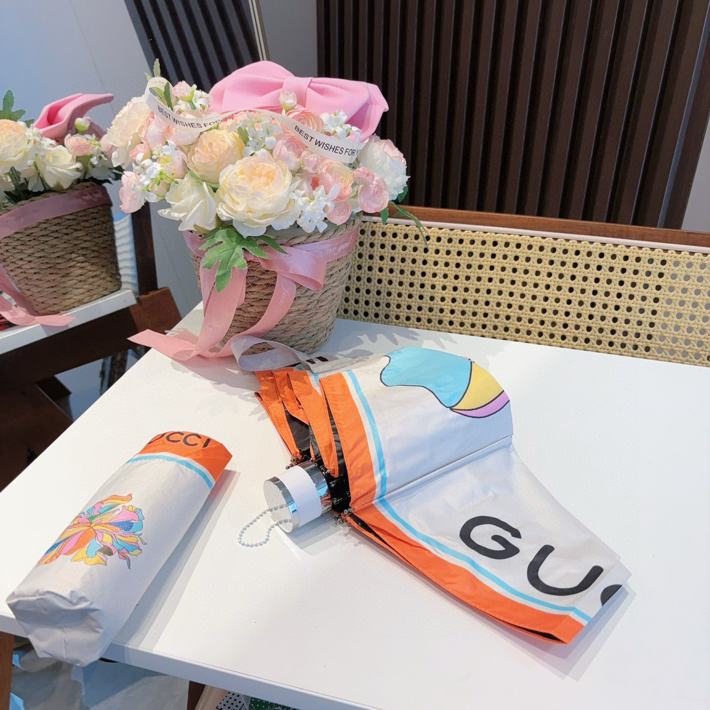  GUCCI古奇 新款 五折伞 热卖款 时尚指数爆表 不论晴天雨天使用都相得益彰 拥有它感受风从身体经过