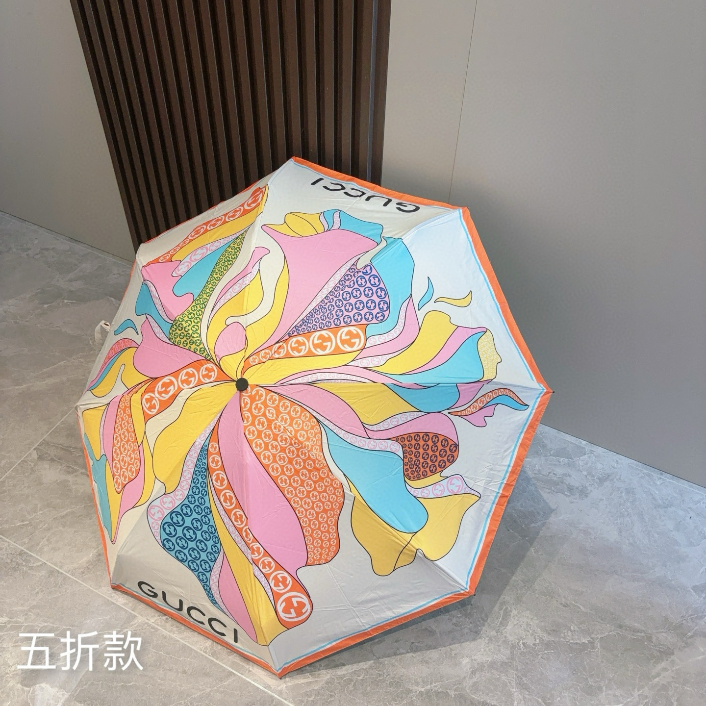  GUCCI古奇 新款 五折伞 热卖款 时尚指数爆表 不论晴天雨天使用都相得益彰 拥有它感受风从身体经过