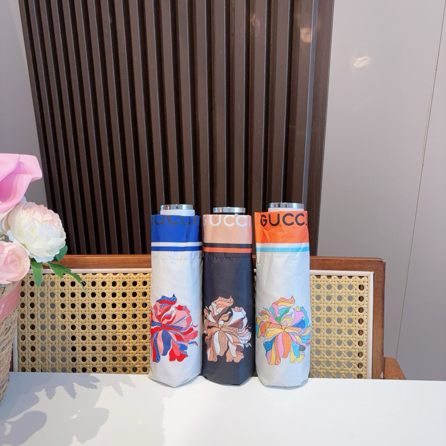  GUCCI古奇 新款 五折伞 热卖款 时尚指数爆表 不论晴天雨天使用都相得益彰 拥有它感受风从身体经过