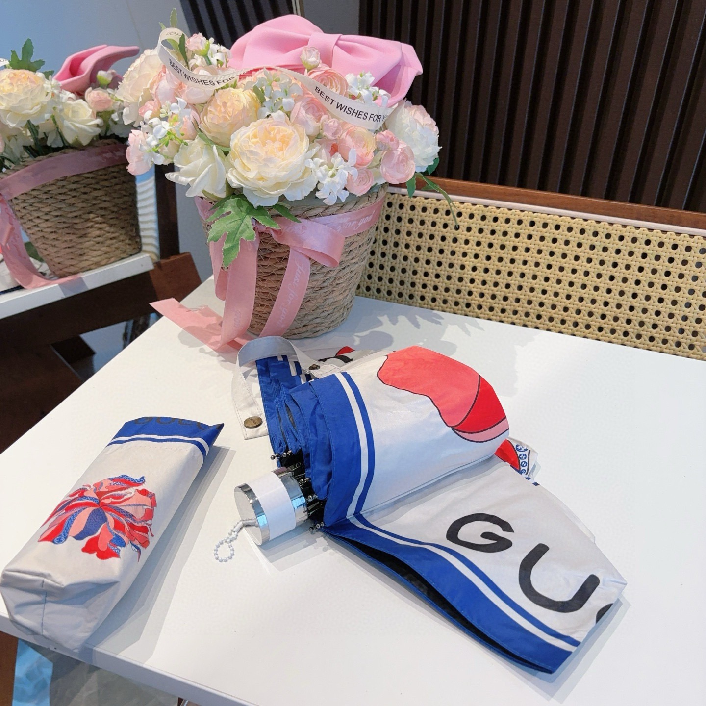  GUCCI古奇 新款 五折伞 热卖款 时尚指数爆表 不论晴天雨天使用都相得益彰 拥有它感受风从身体经过