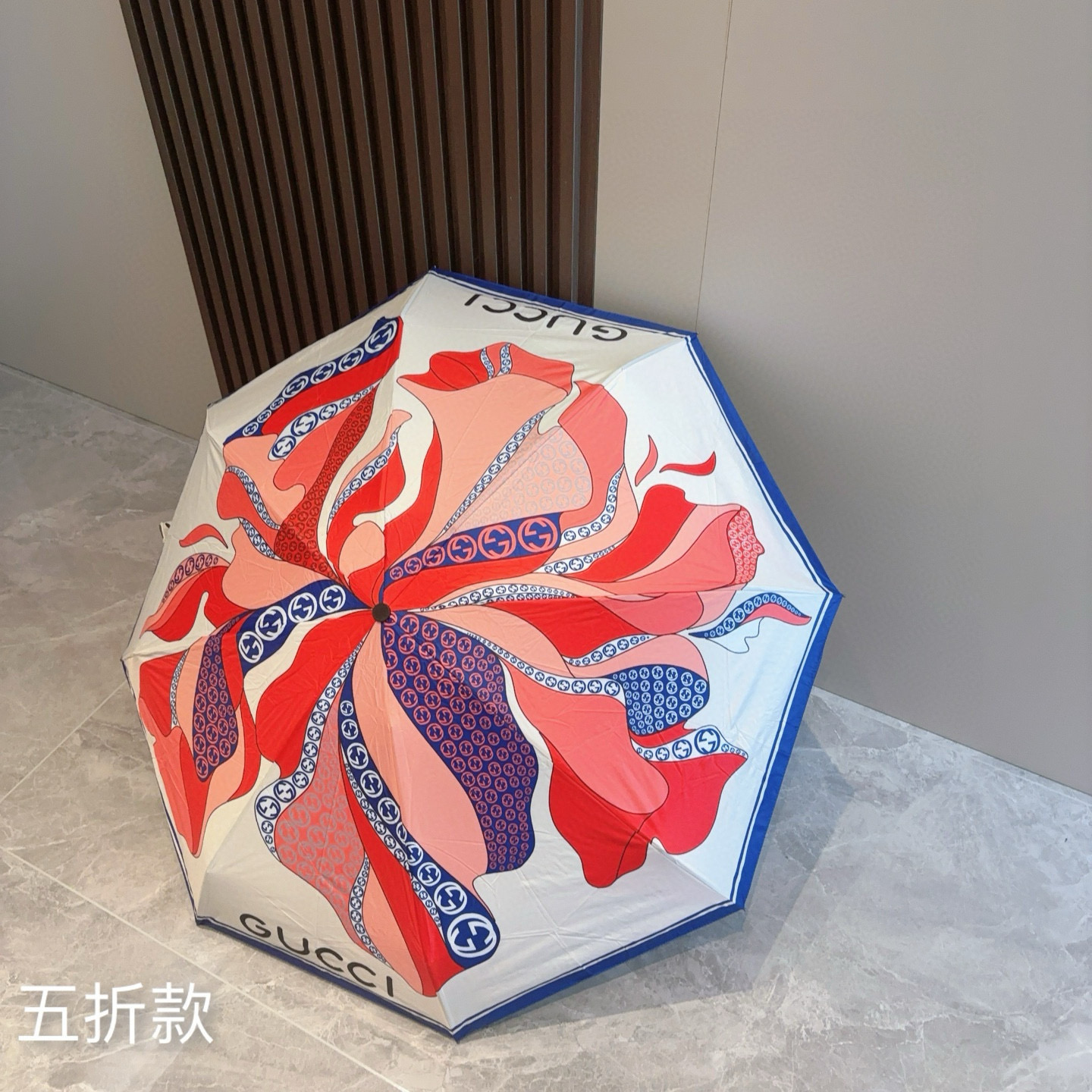  GUCCI古奇 新款 五折伞 热卖款 时尚指数爆表 不论晴天雨天使用都相得益彰 拥有它感受风从身体经过