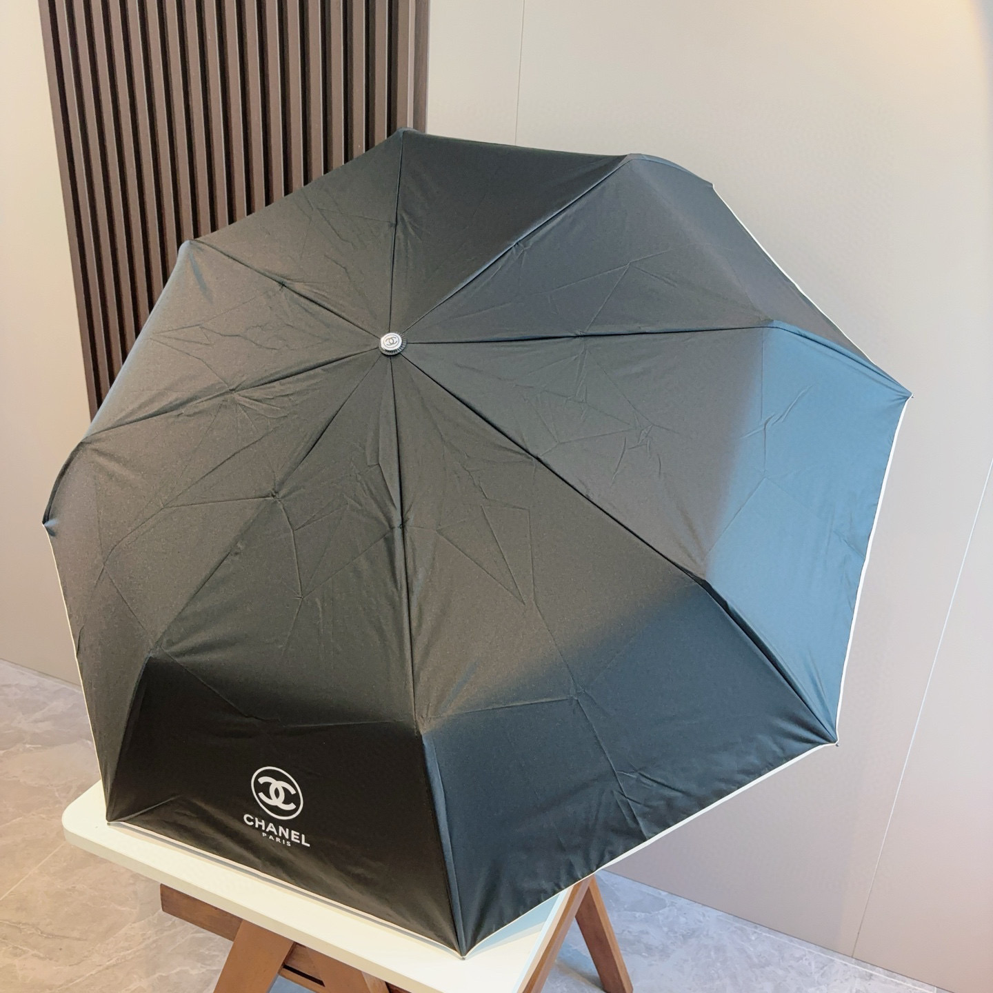 CHANEL（香奈儿）三折自动折叠晴雨伞 集合香奈儿灵魂LOGO为一体的设计风格高雅奢华 带在身上带来
