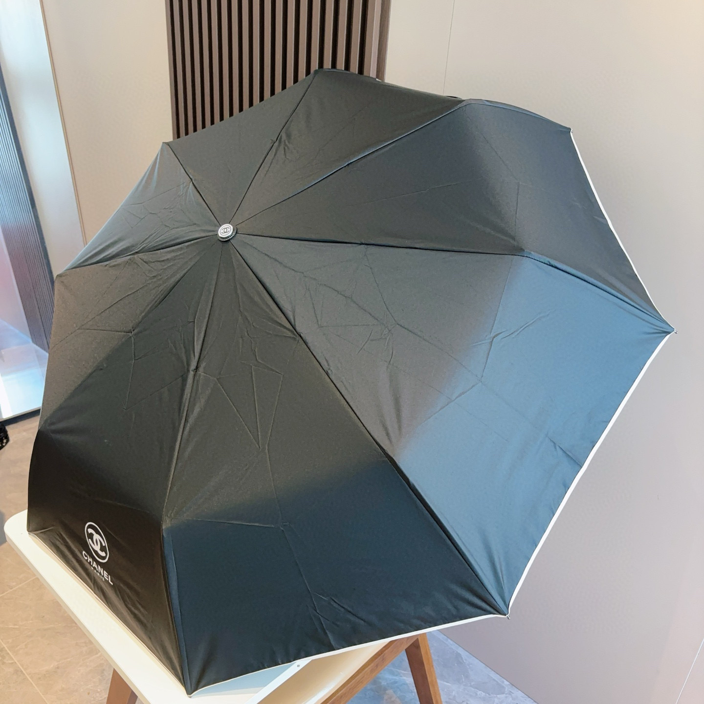  CHANEL（香奈儿）三折自动折叠晴雨伞 集合香奈儿灵魂LOGO为一体的设计风格高雅奢华 带在身上带来