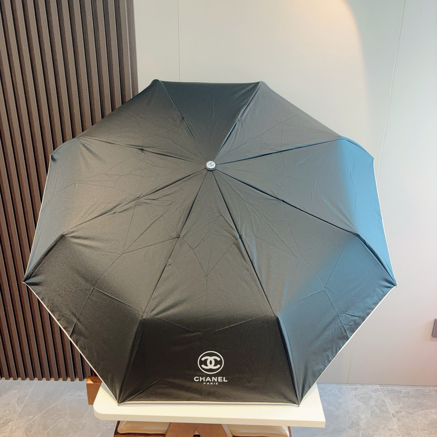  CHANEL（香奈儿）三折自动折叠晴雨伞 集合香奈儿灵魂LOGO为一体的设计风格高雅奢华 带在身上带来