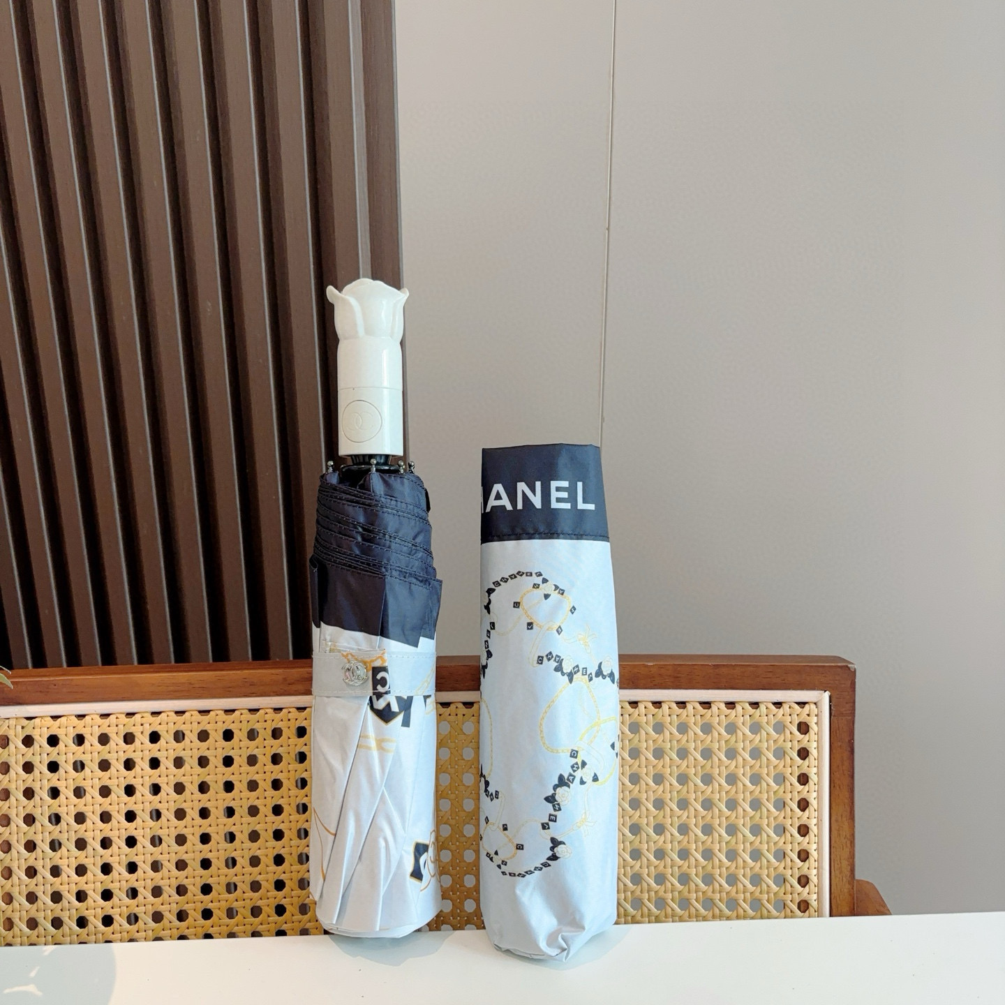  CHANEL（香奈儿）三折自动折叠晴雨伞 集合香奈儿灵魂LOGO为一体的设计风格高雅奢华 带在身上带来
