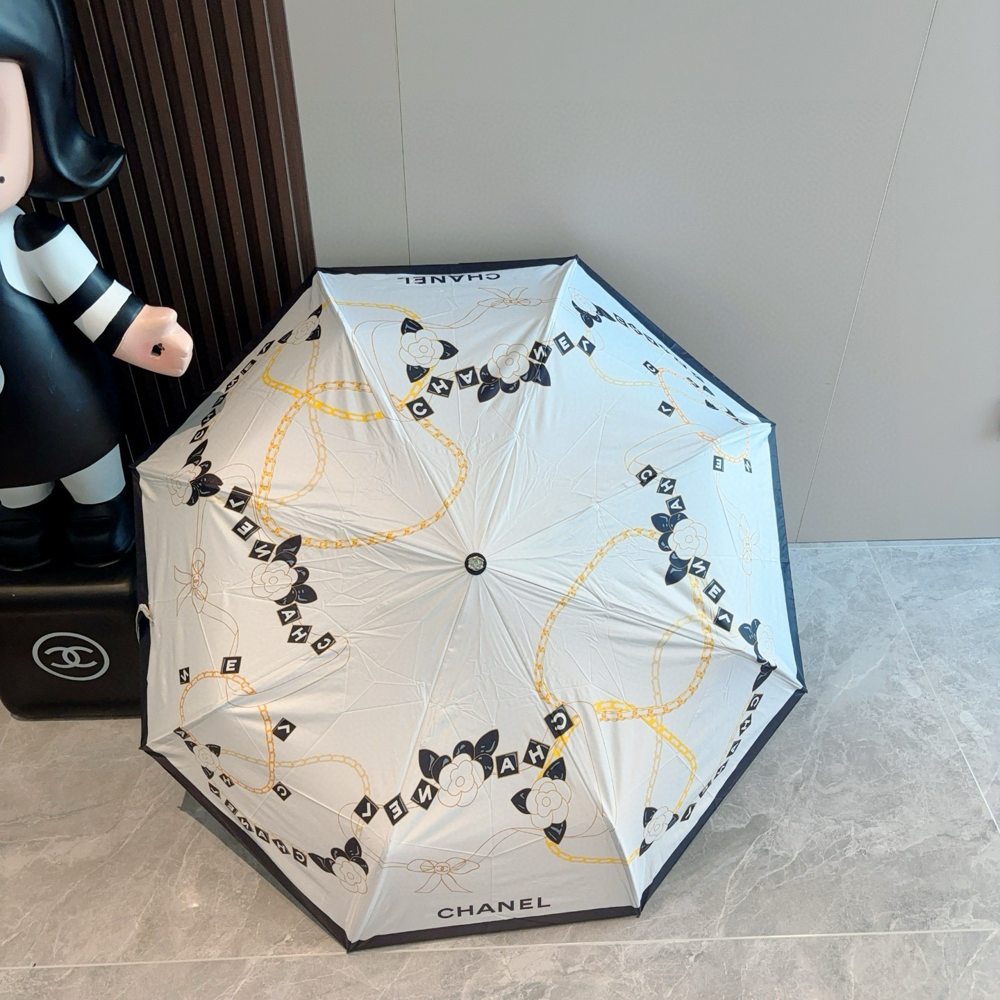  CHANEL（香奈儿）三折自动折叠晴雨伞 集合香奈儿灵魂LOGO为一体的设计风格高雅奢华 带在身上带来