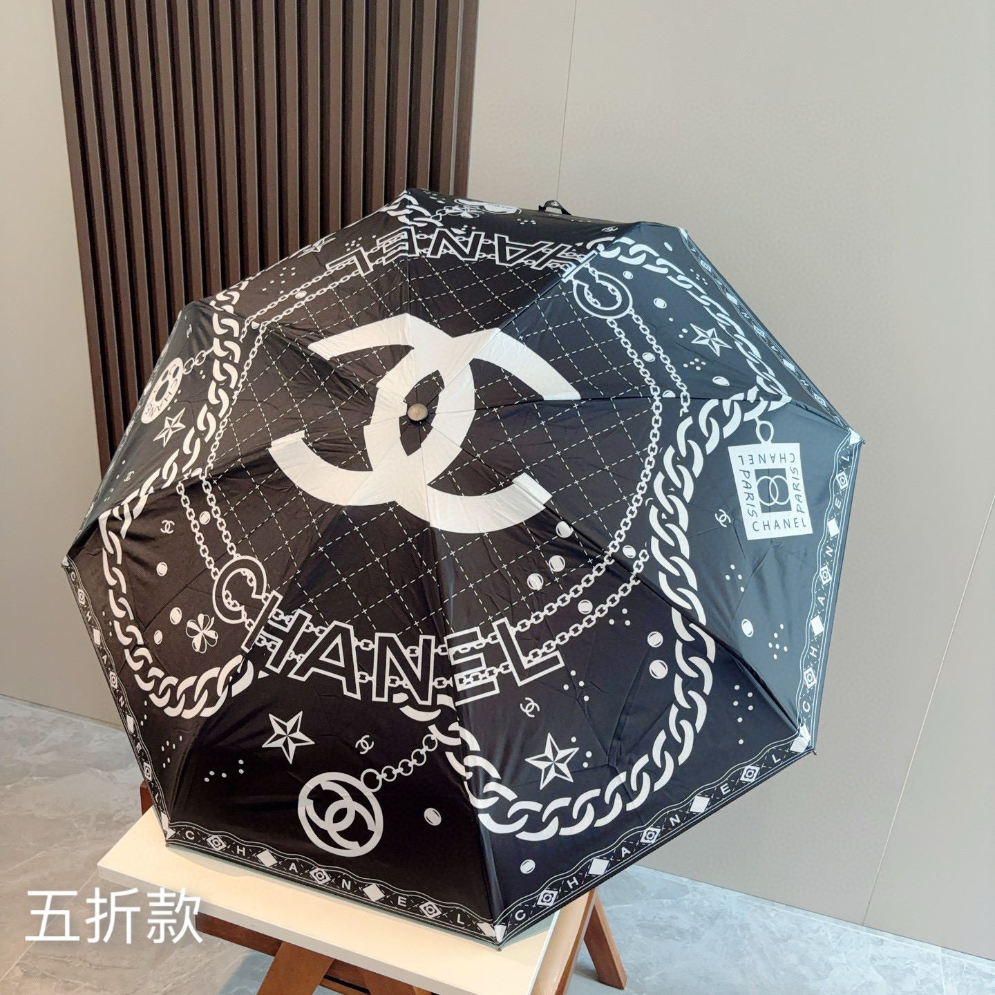  CHANEL（香奈儿）五折手开折叠晴雨伞 集合香奈儿灵魂LOGO为一体的设计风格高雅奢华 带在身上带来