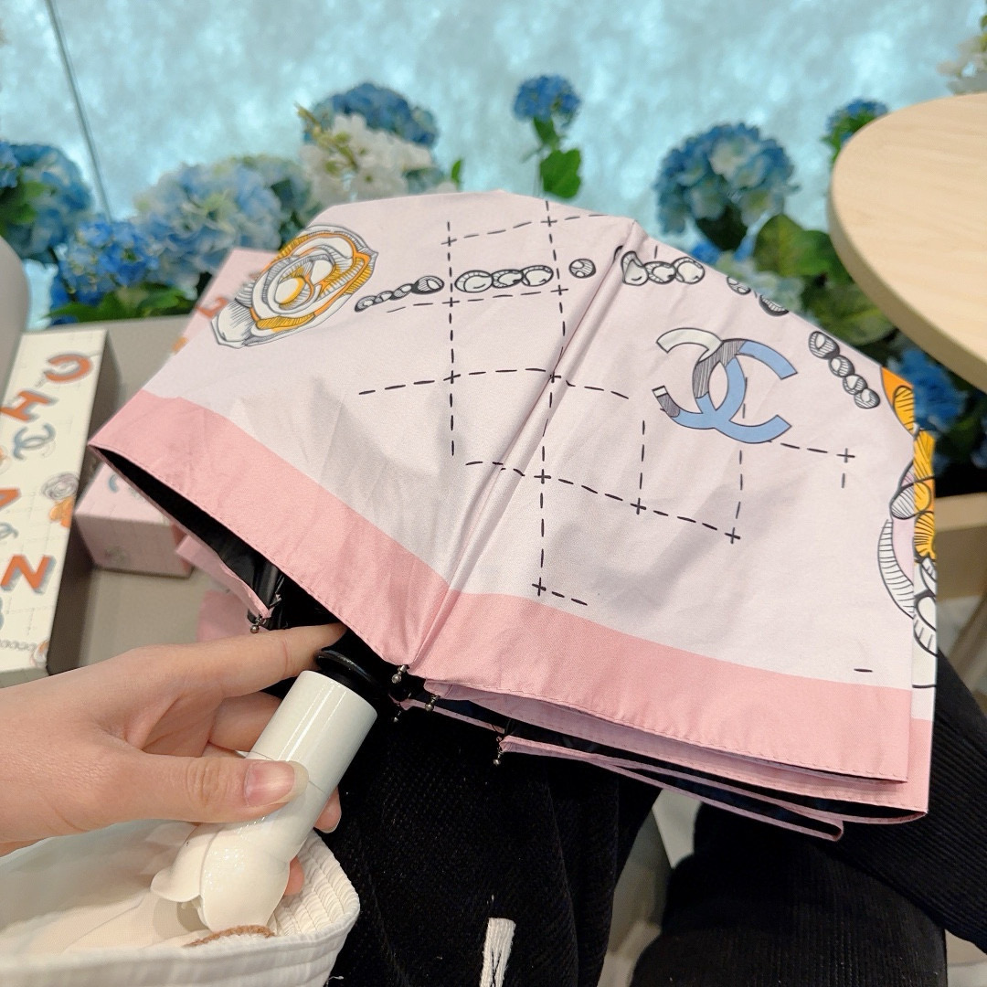  CHANEL（香奈儿）三折自动折叠晴雨伞 集合香奈儿灵魂LOGO为一体的设计风格高雅奢华 带在身上带来
